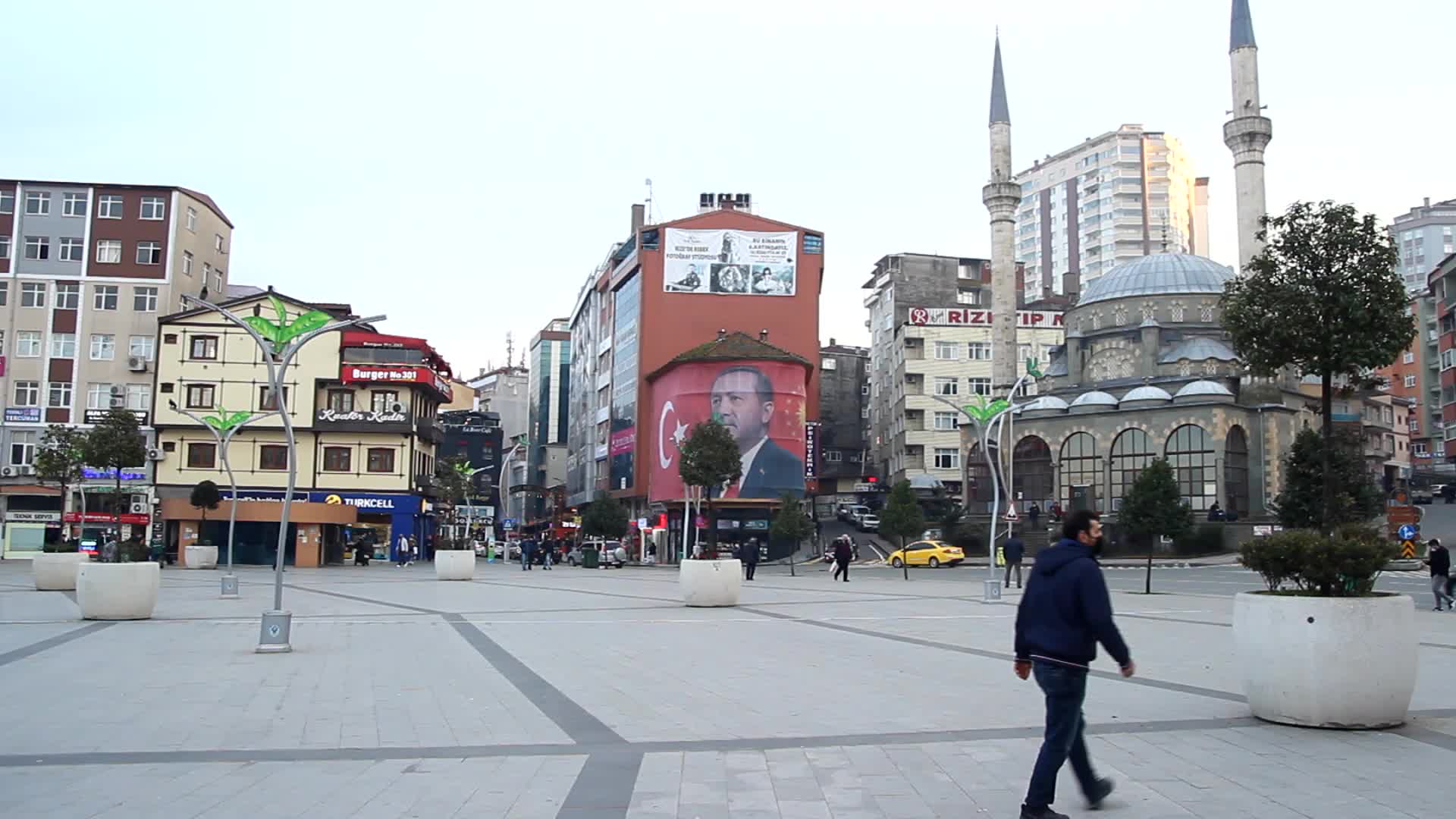 RİZELİ VATANDAŞ KARARSIZ: “HİÇBİR PARTİYE OY VERMEYECEĞİM” DİYEN DE VAR “KAFAMIZ KARIŞIK” DİYEN DE…