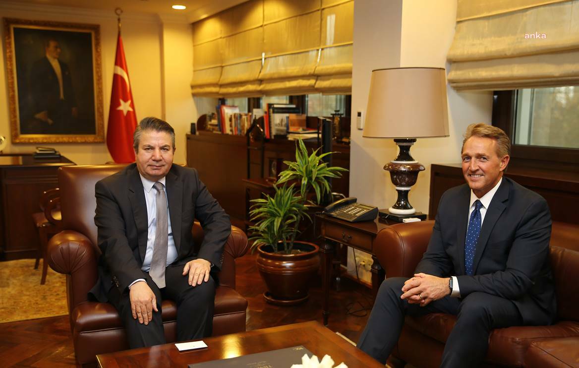 ABD'NİN YENİ BÜYÜKELÇİSİ FLAKE, GÜVEN MEKTUBUNUN ÖRNEĞİNİ BAKAN YARDIMCISI ÖNAL'A SUNDU