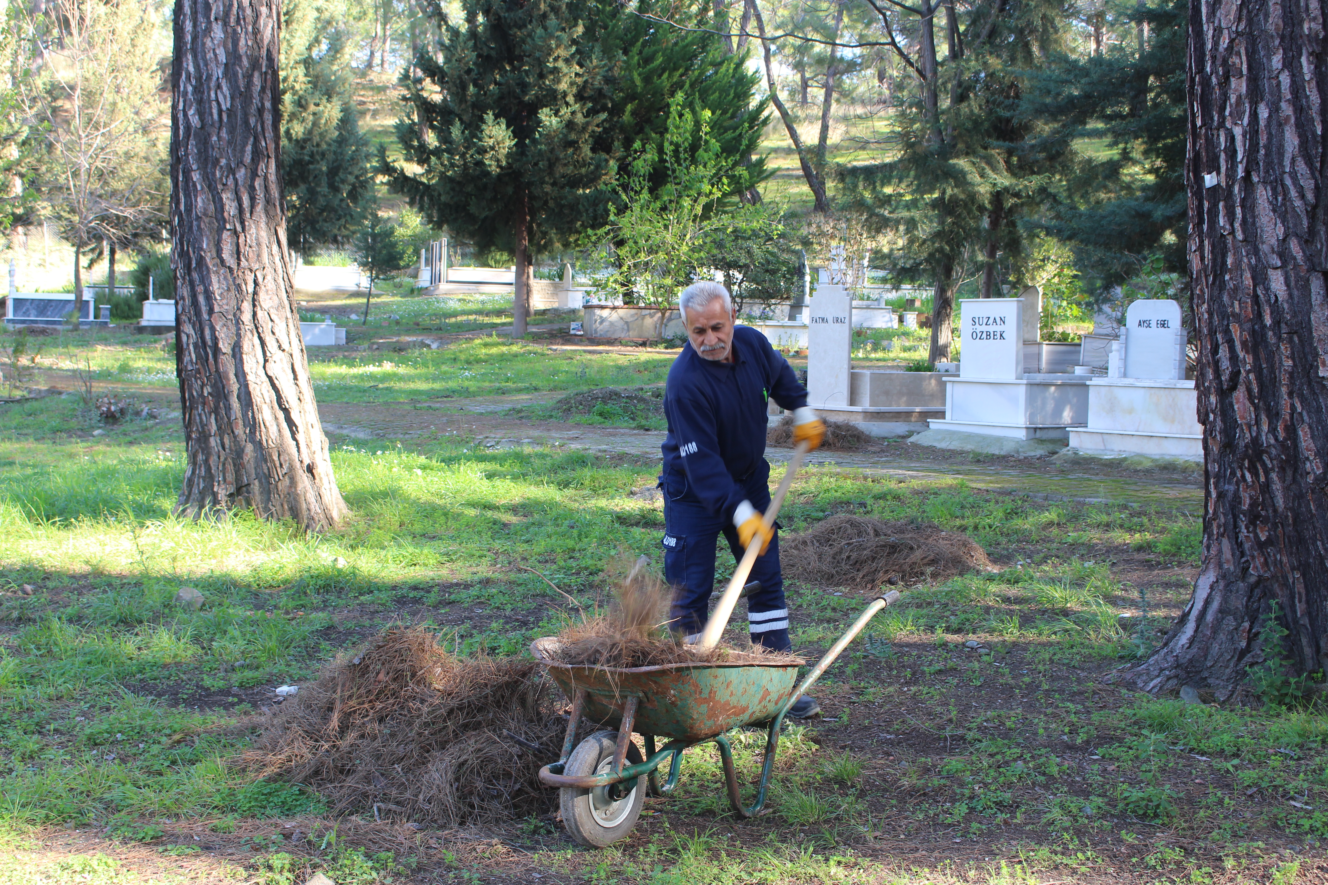 ANTALYA BÜYÜKŞEHİR'DEN MEZARLIKLARDA BAYRAM TEMİZLİĞİ