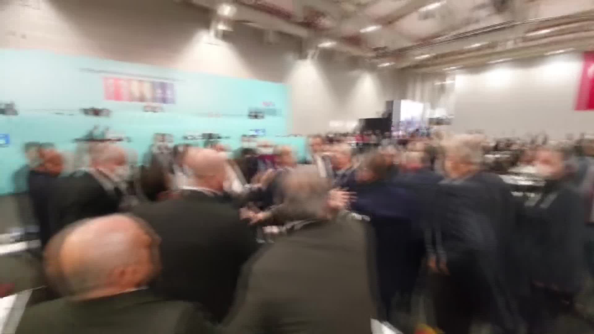 İBB MECLİSİ’NDE GERGİNLİK ÇIKTI. AKP VE CHP'Lİ ÜYELER ARASINDA İTİŞME YAŞANDI, OTURUMA ARA VERİLDİ