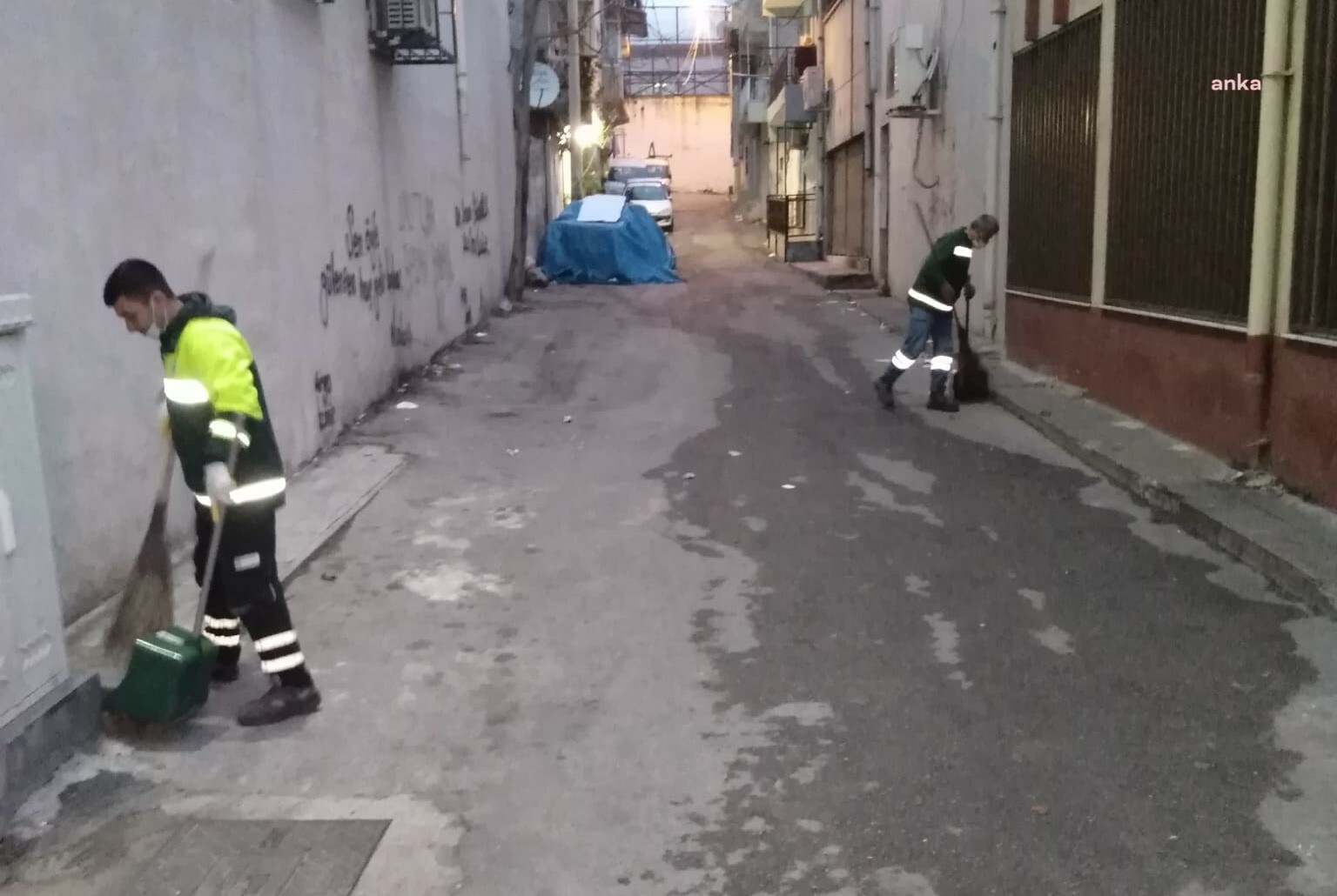 KONAK BELEDİYESİ'NDEN HİLAL VE YENİŞEHİR MAHALLELERİNDE TEMİZLİK ÇALIŞMASI