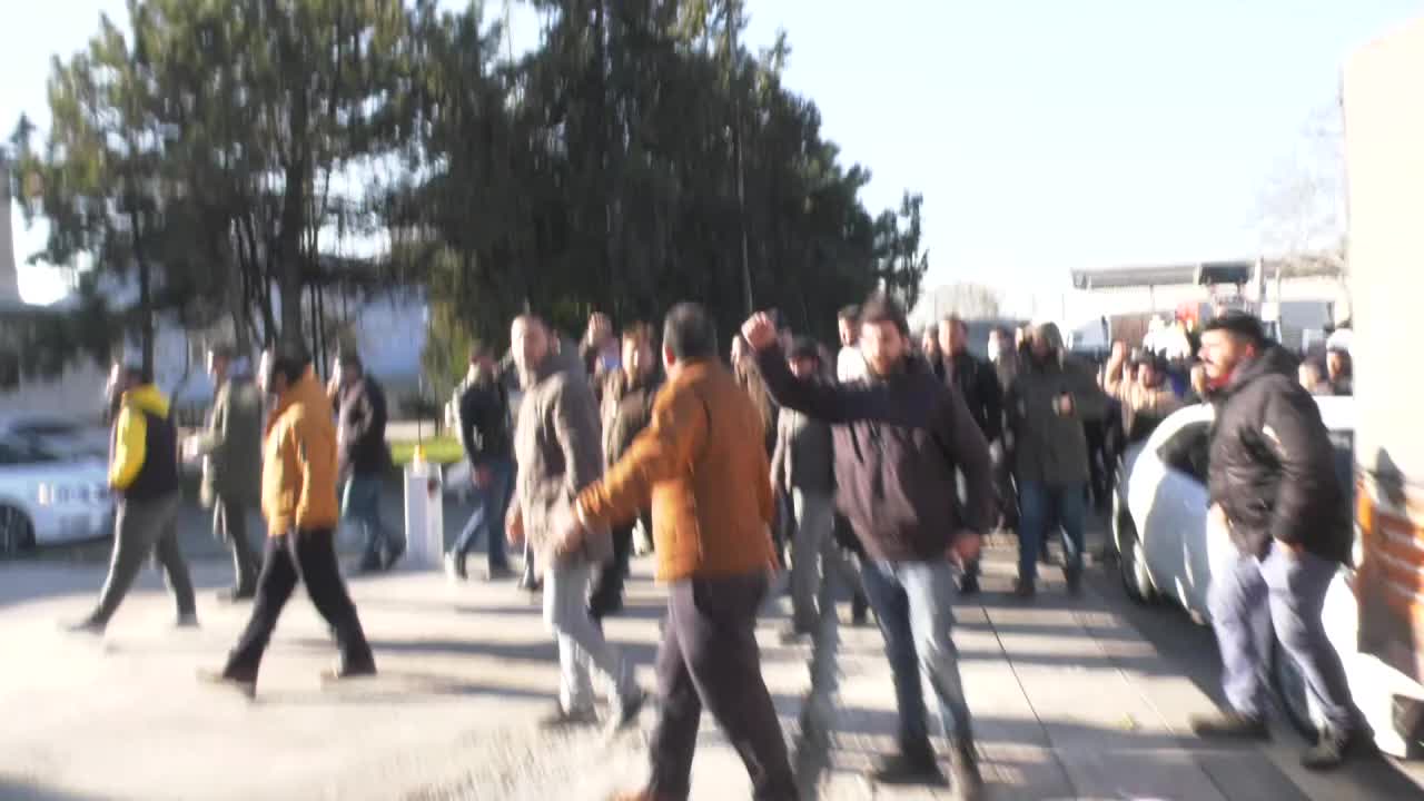 ANKARA'DAKİ PAZARCILAR HALDEKİ UYGULAMALARI PROTESTO ETTİ. PAZARCILAR TEZGAH AÇMAYACAK