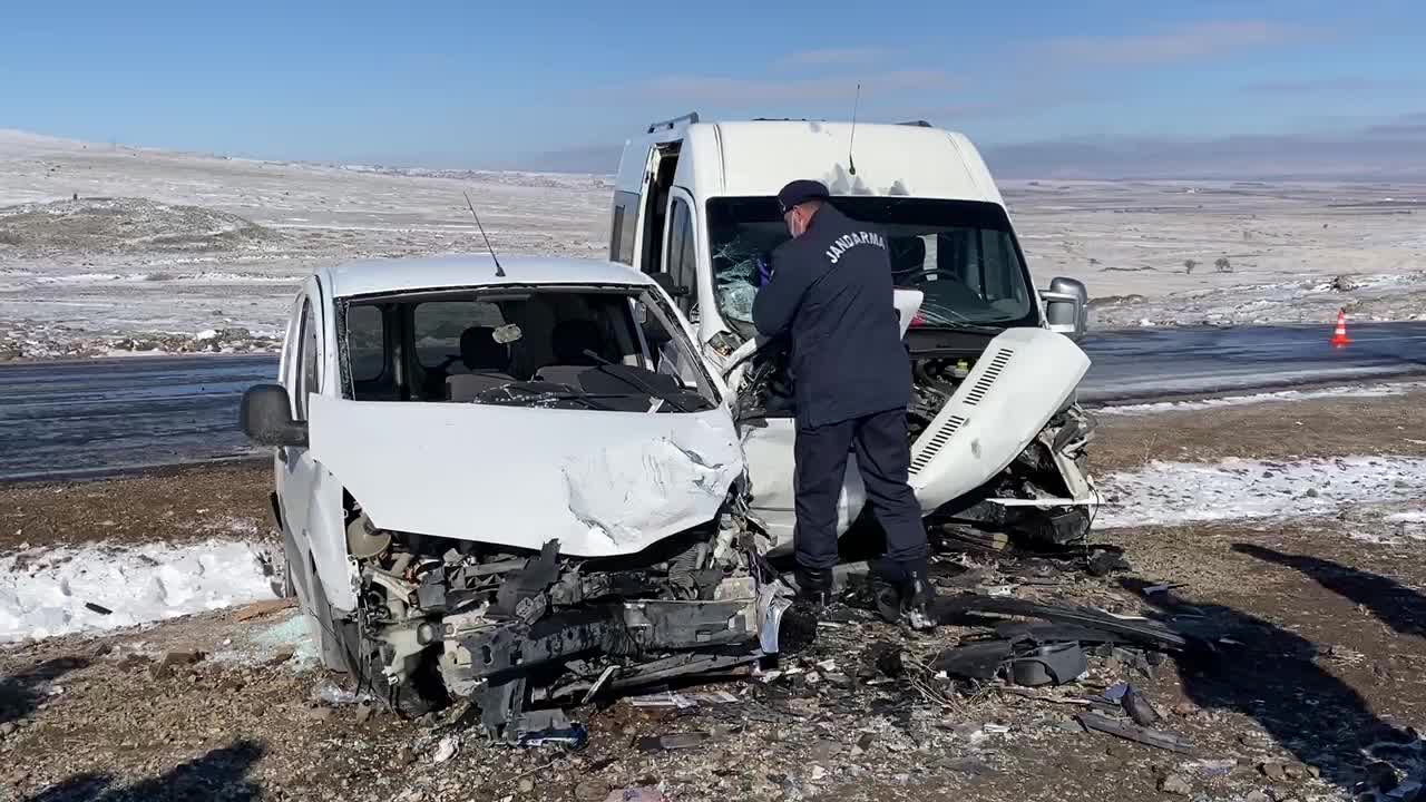 ENGELLİ ÖĞRENCİLERİ TAŞIYAN SERVİS OTOMOBİL İLE ÇARPIŞTI: 9’U ÖĞRENCİ 11 YARALI