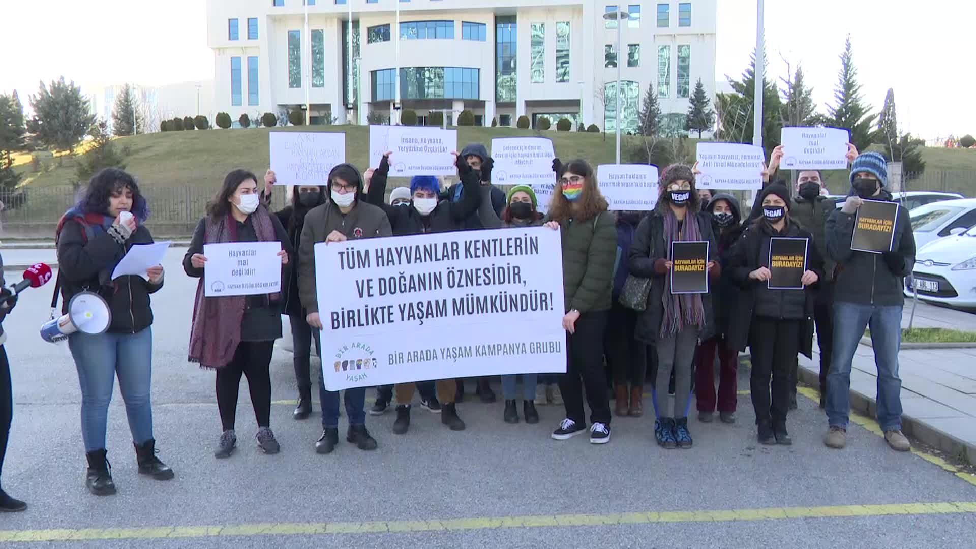 BİR ARADA YAŞAM KAMPANYA GRUBU'NDAN BAKANLIK ÖNÜNDE "YASAKLI IRK" PROTESTOSU: “AKP ELİNİ HAYVANLARDAN ÇEK!”