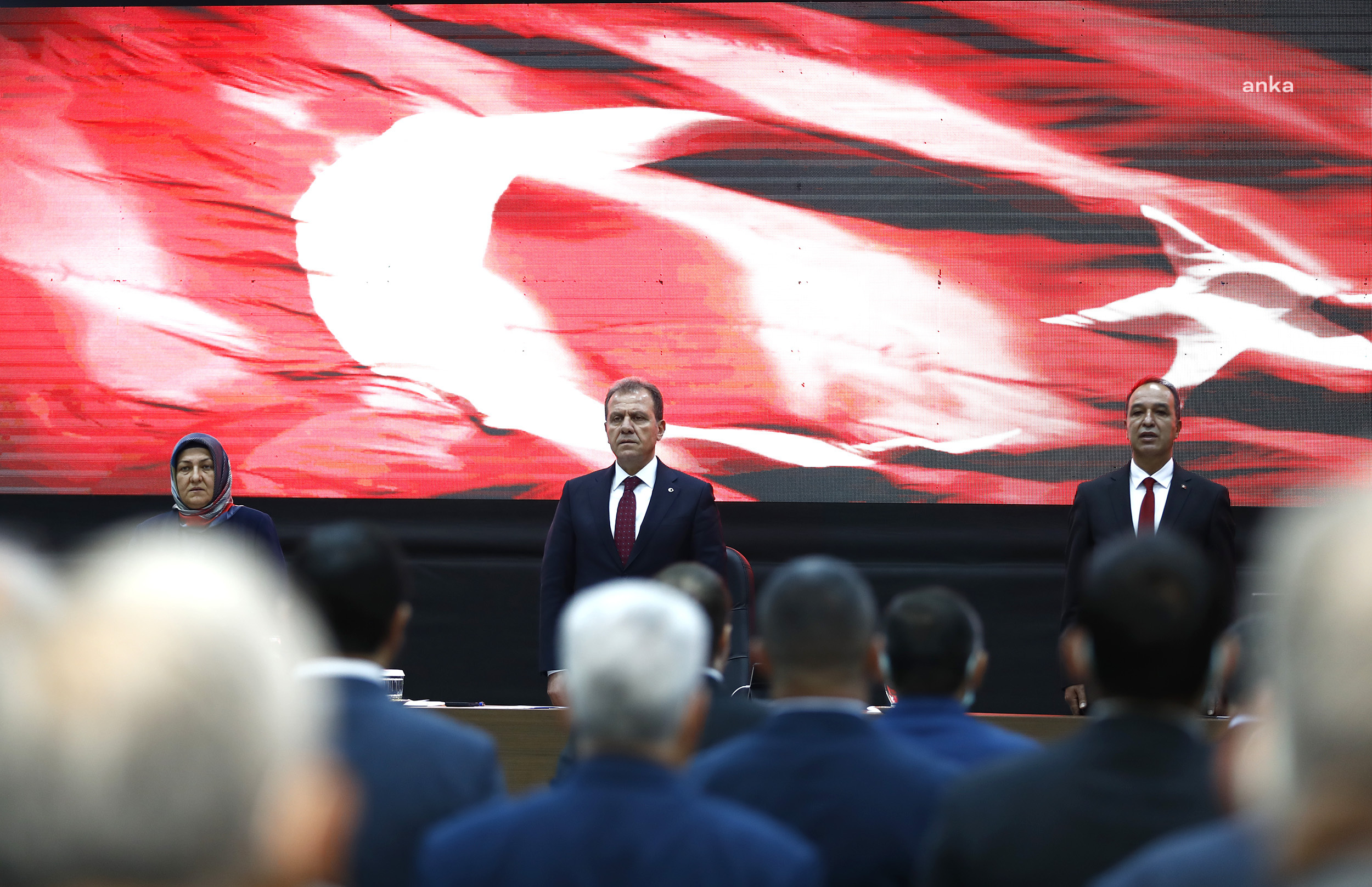 VAHAP SEÇER'DEN LİMANLARIN KİRALAMA SÜRESİNİN UZATILMASINA SERT TEPKİ: "ÇOCUKLARIMIZIN GELECEĞİ KİRAYA VERİLMİŞTİR"