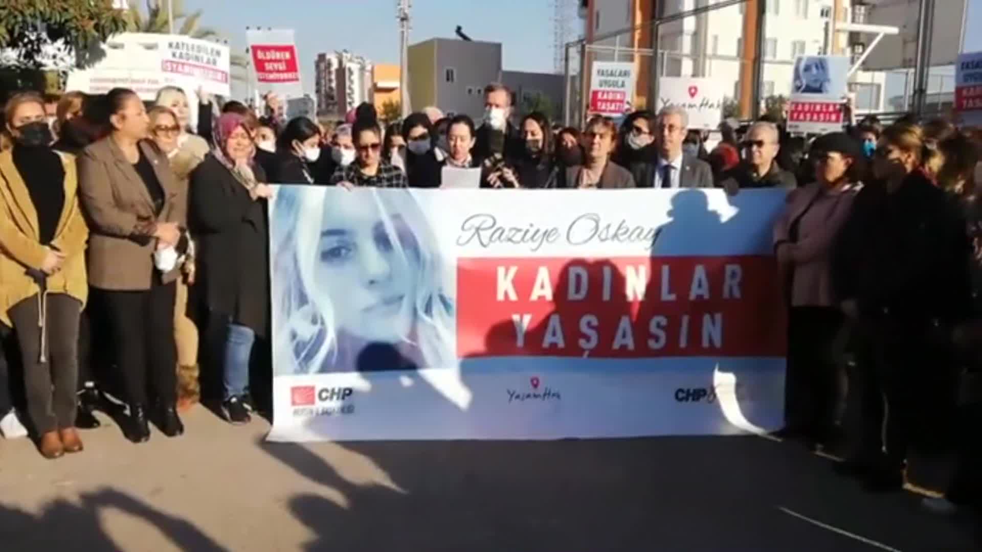 KADINLAR, RAZİYE OSKAY'IN MERSİN’DE BARIŞ CAN UÇUK TARAFINDAN ÖLDÜRÜLMESİNİ PROTESTO ETTİ