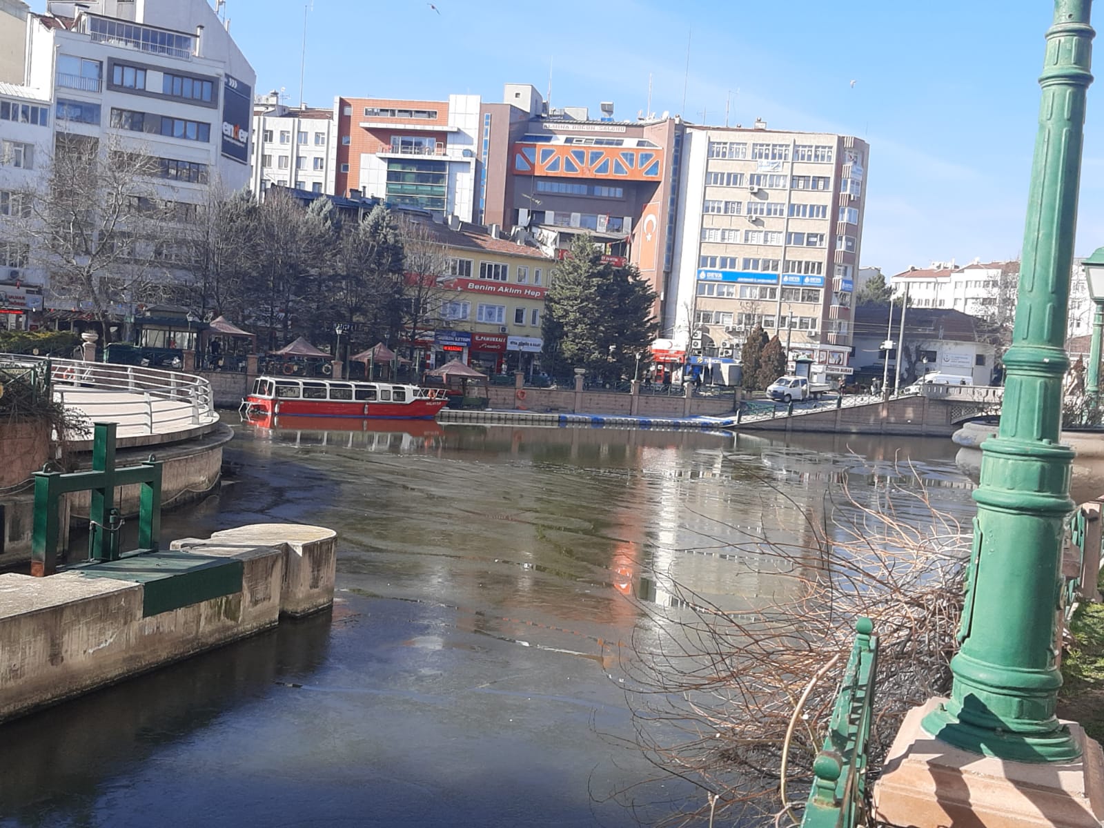 ESKİŞEHİR’DE PORSUK ÇAYI BUZ TUTTU