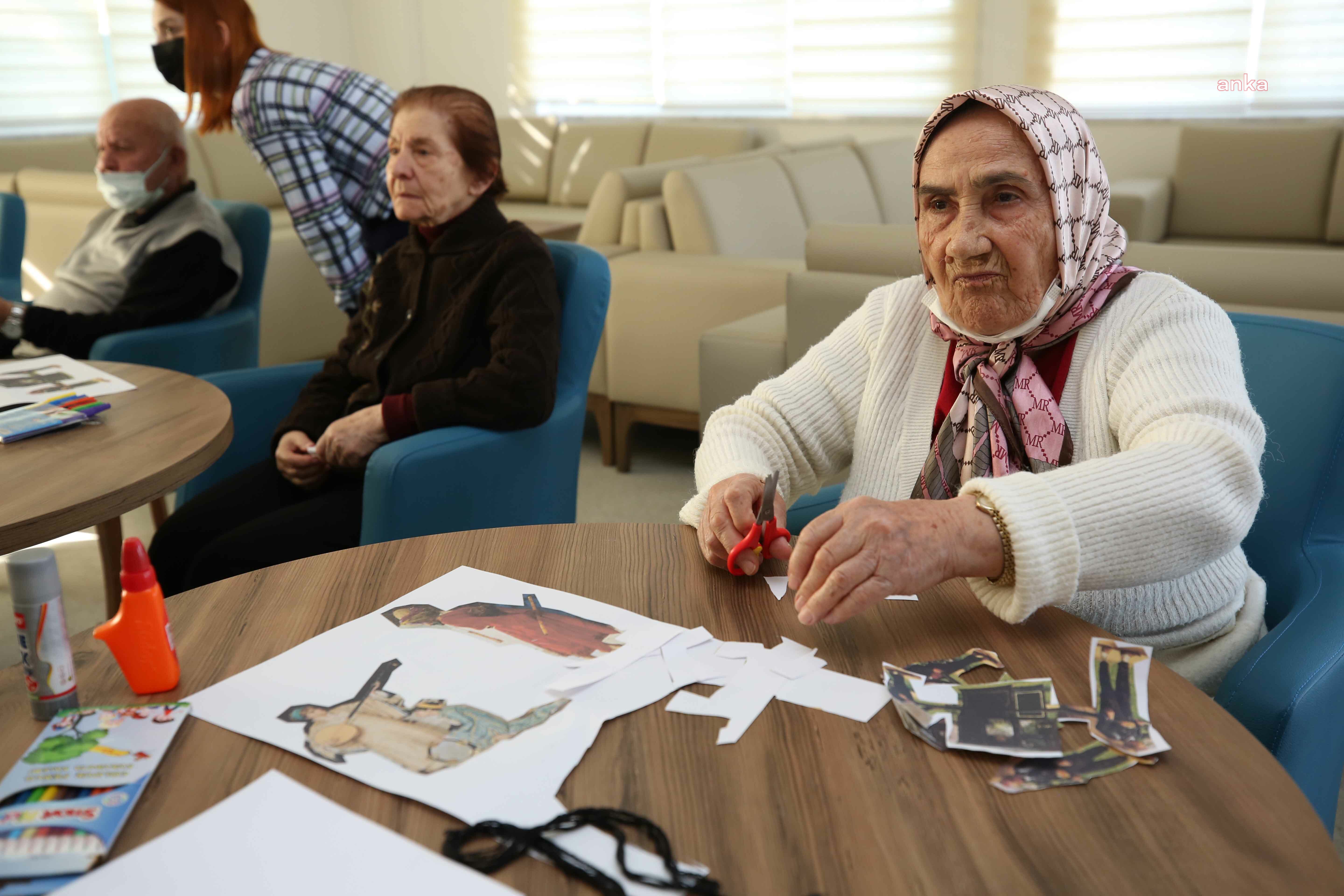 ALZHEİMER HASTALARI KOLAJ ATÖLYESİNE KATILDI