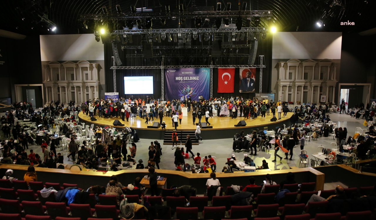 DÜNYANIN EN BÜYÜK ROBOTİK ETKİNLİĞİ, KÜÇÜKÇEKMECE’DE GERÇEKLEŞTİ