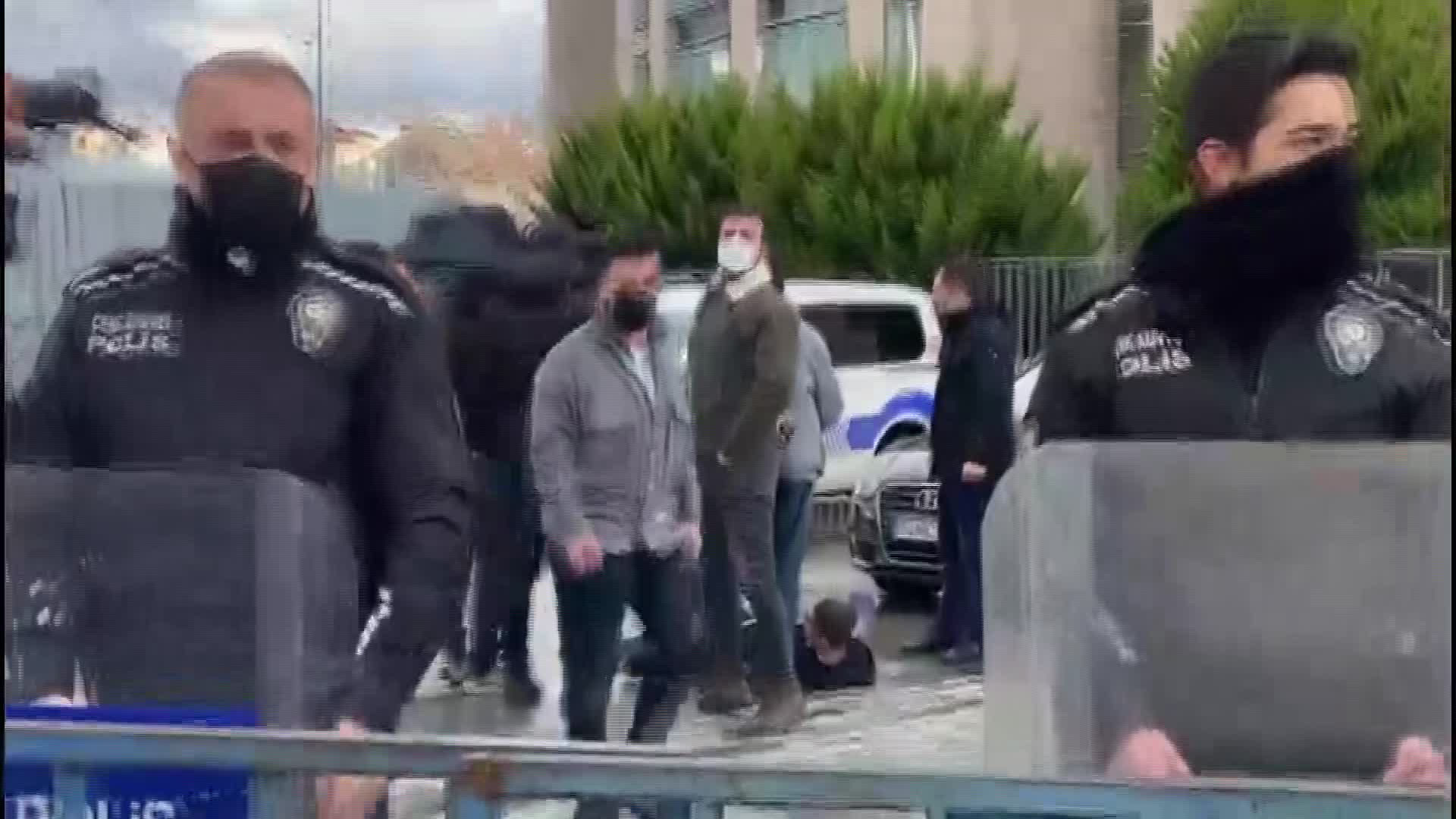 ADLİYE ÖNÜNDE POLİSE BIÇAKLI SALDIRI: SALDIRGAN BACAĞINDAN VURULARAK ETKİSİZ HALE GETİRİLDİ