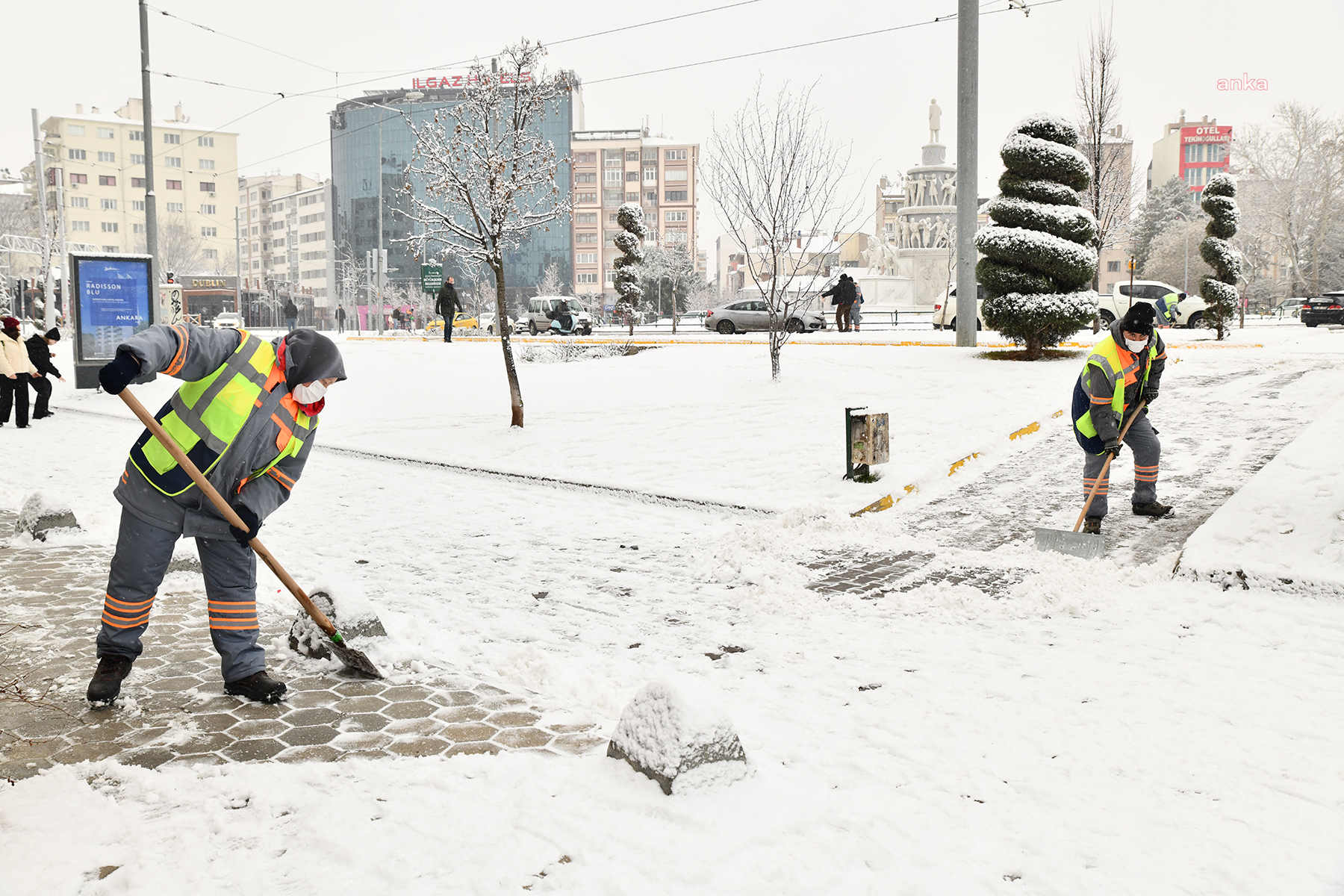 TEPEBAŞI'NDA KARLA KAPLANAN YOLLARA HIZLI MÜDAHALE