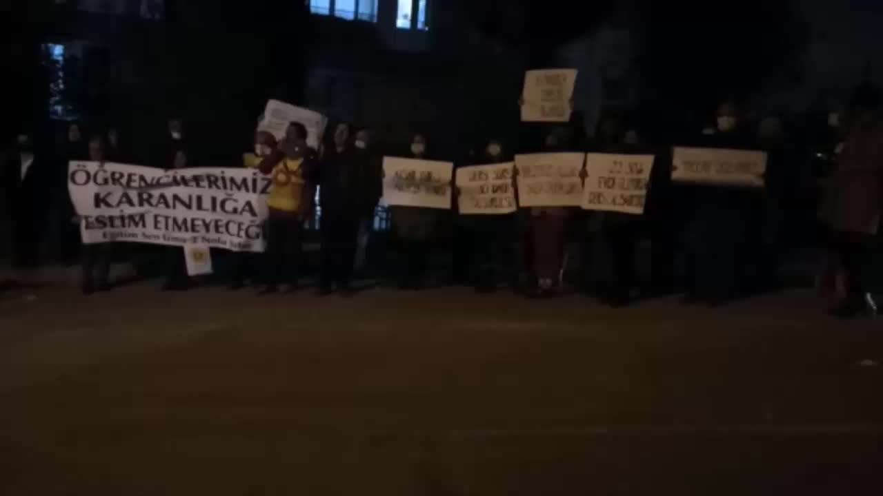 İZMİR'DE OKUL ÖNÜNDE “KARANLIĞA TESLİM OLMAYACAĞIZ” EYLEMİ