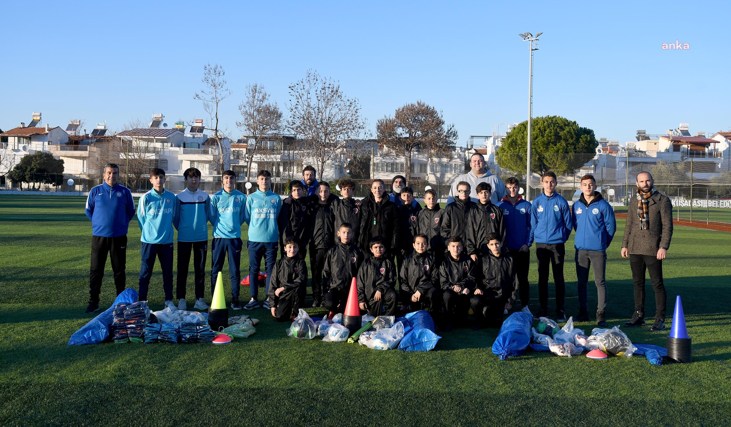 KUŞADASI BELEDİYESİ’NDEN GELECEĞİN YILDIZ SPORCULARINA MALZEME DESTEĞİ