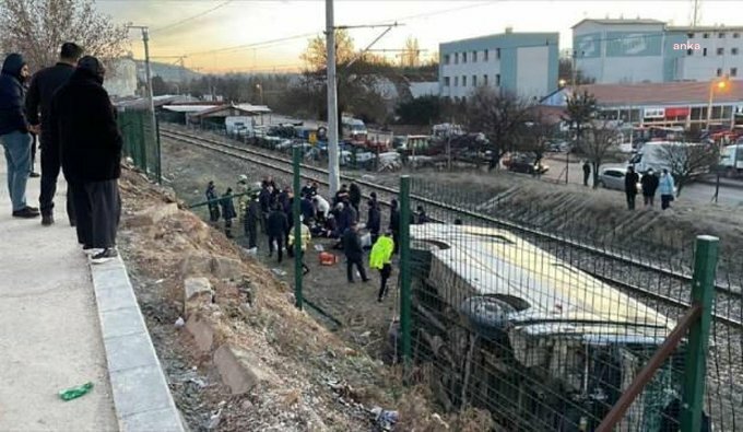 KIRIKKALE'DE İŞÇİ SERVİSİ DEVRİLDİ: 15 YARALI