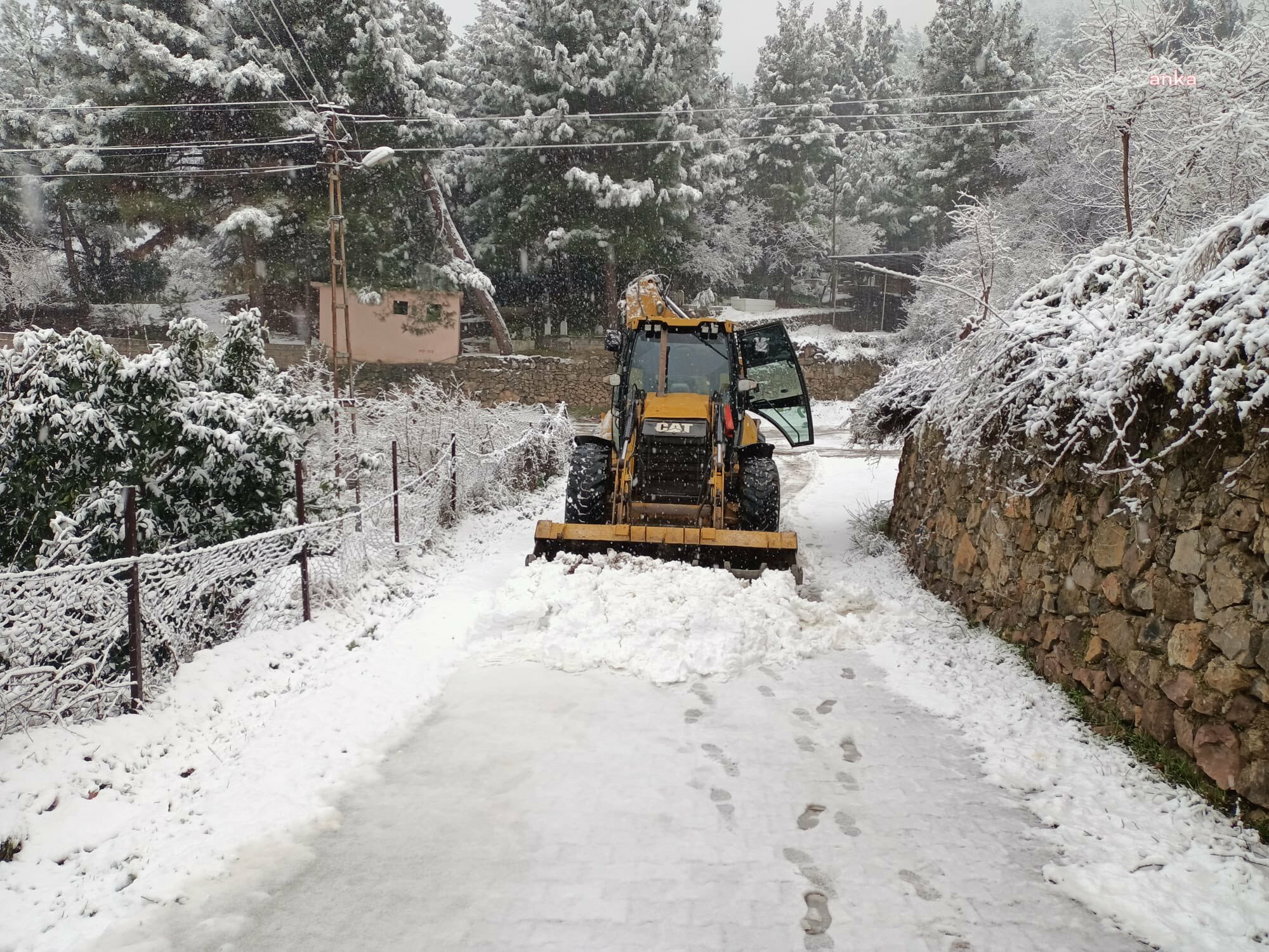 HATAY'DA EKİPLER YAĞMUR VE KAR YAĞIŞIYLA MÜCADELE EDİYOR