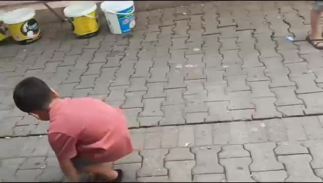 SOKAKTA PET ŞİŞEDEN ARABAYLA OYNUYORDU, EVE GİTTİĞİNDE ODA DOLUSU OYUNCAKLA KARŞILAŞTI