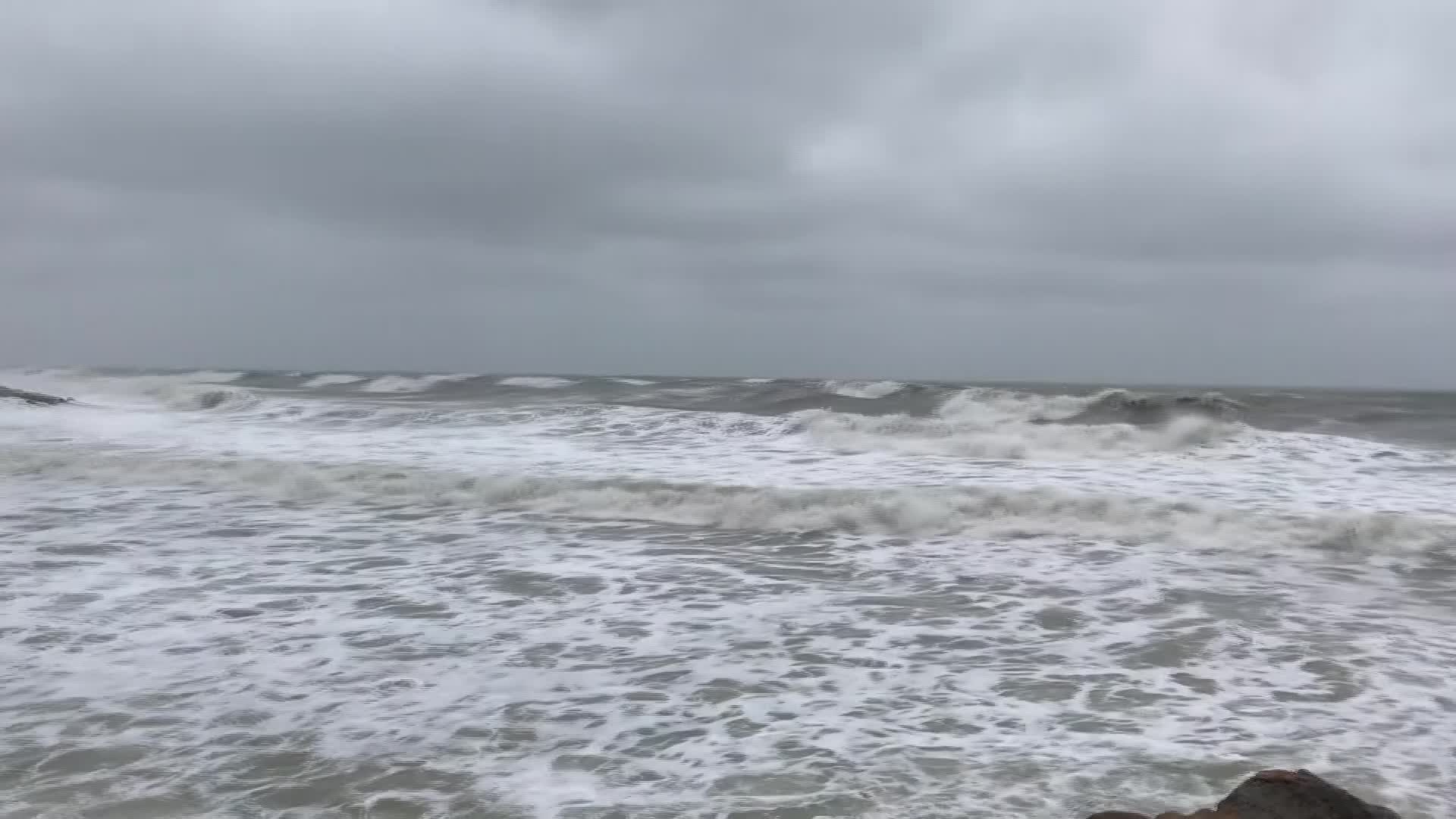 AKÇAKOCA'DA DALGALAR MENDİREĞİ AŞTI