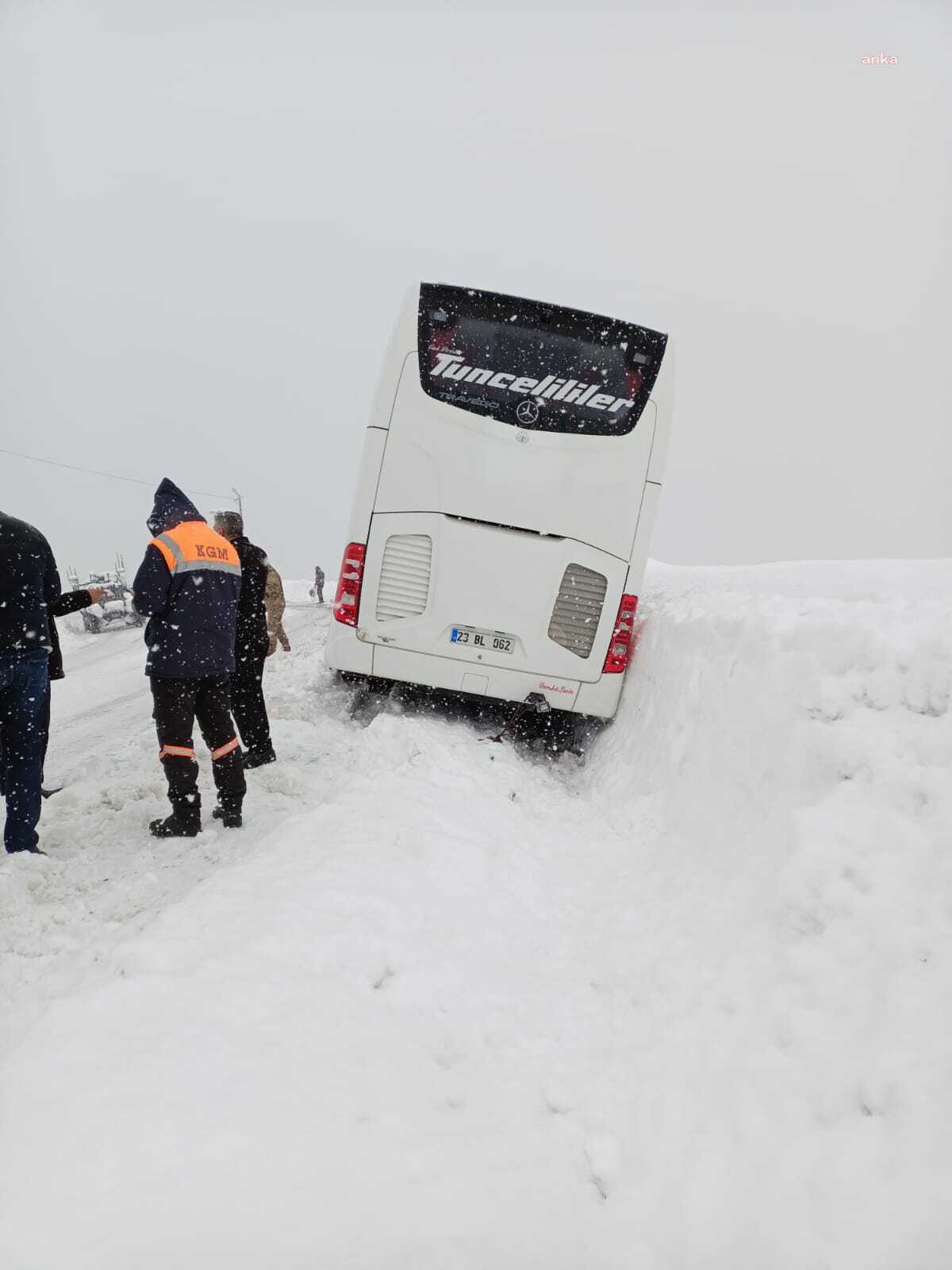 TUNCELİ'DE YOLCU OTOBÜSÜ KARA SAPLANDI