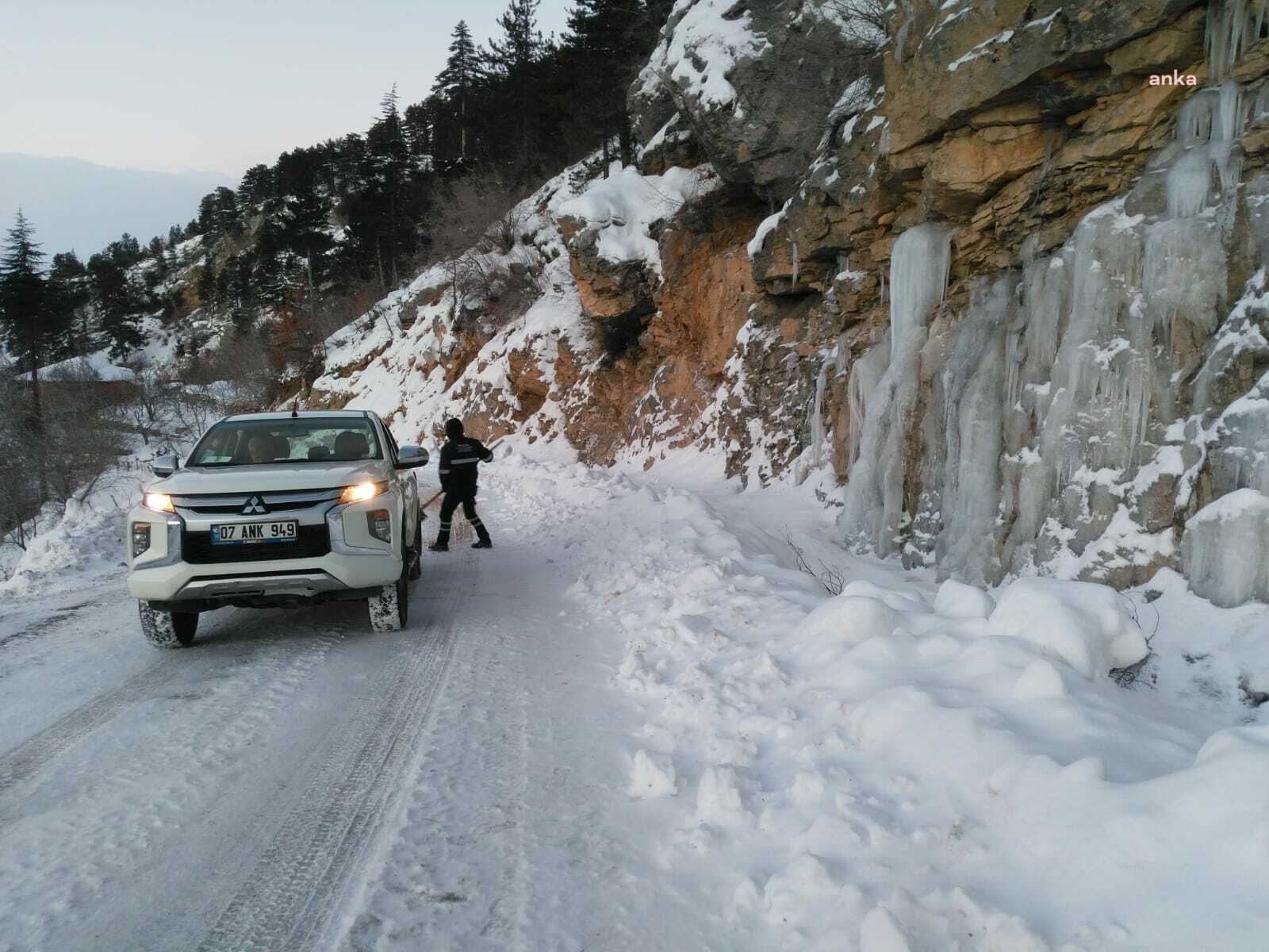ANTALYA BÜYÜKŞEHİR BUZ TUTAN YOLLARI TUZLUYOR