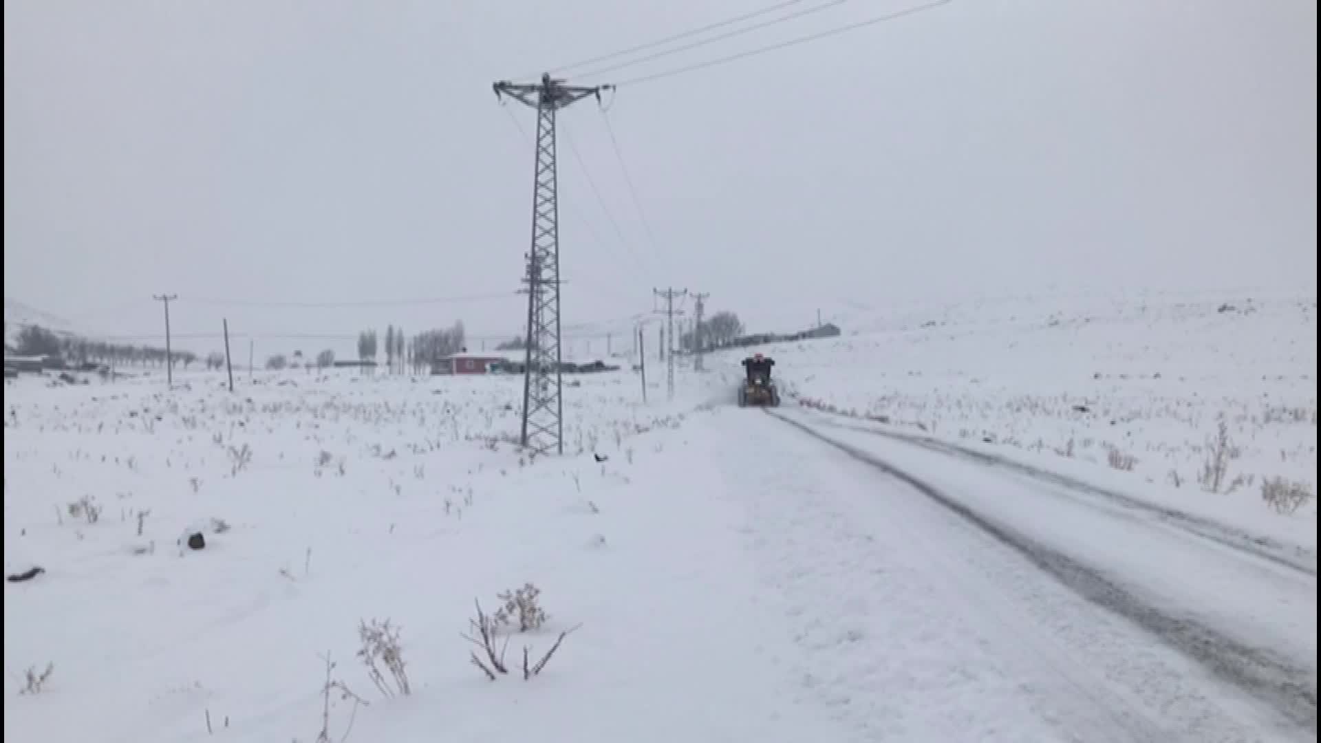 IĞDIR’DA KAPALI KÖY YOLLARINI ULAŞIMA AÇMA ÇALIŞMALARI SÜRÜYOR