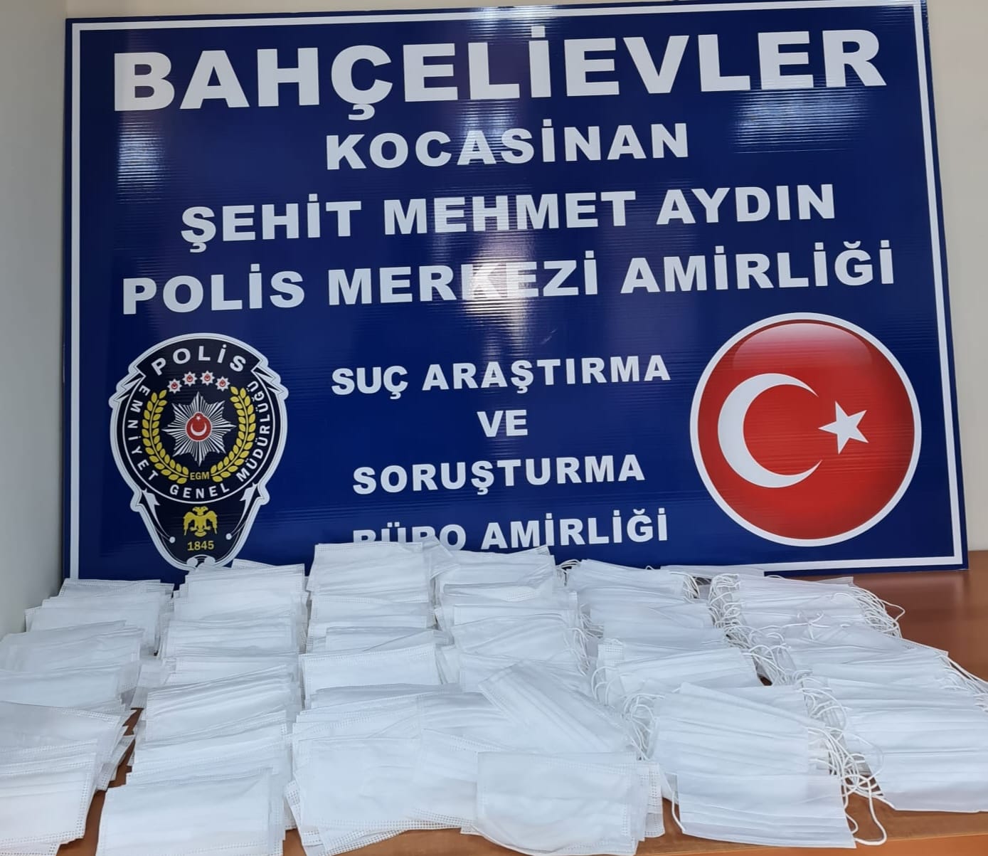 İSTANBUL'DA İZİNSİZ ÜRETİLEN 1.500 MASKEYE EL KONULDU