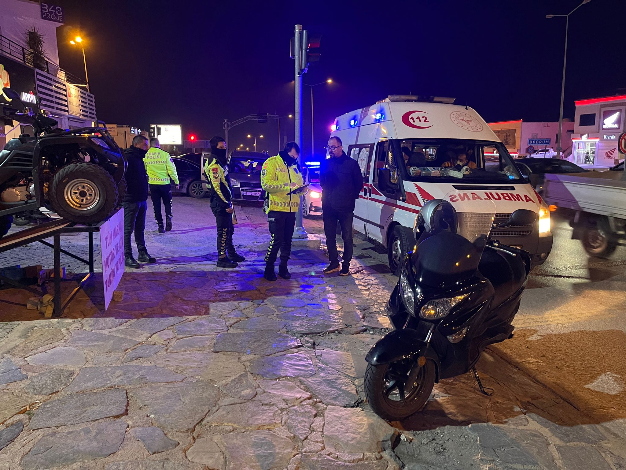 BU KEZ YAYA MOTOSİKLETE ÇARPTI