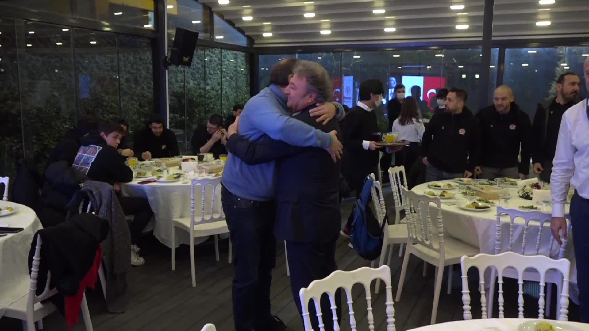 BORNOVA BELEDİYE BAŞKAN İDUĞ, SEZONUN FLAŞ TAKIMINI AĞIRLADI