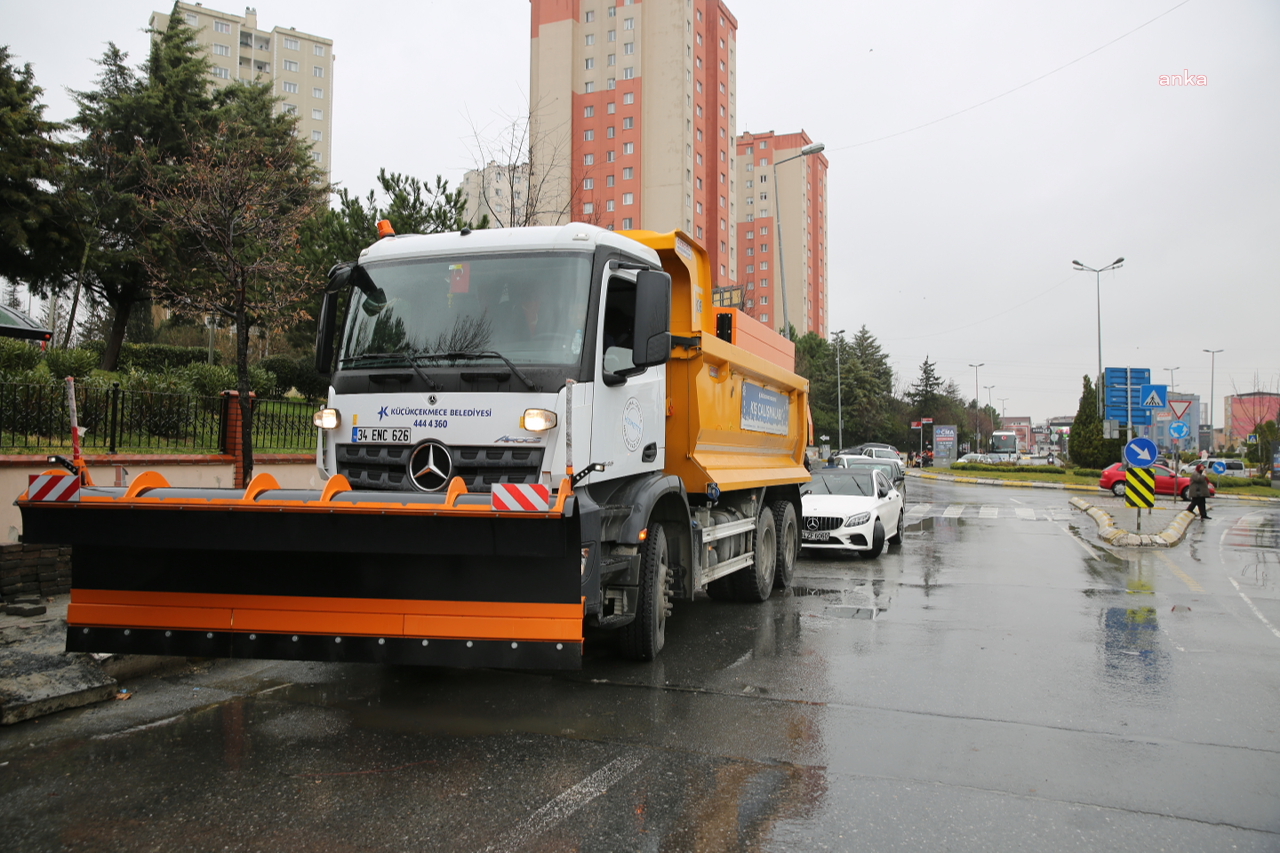 KÜÇÜKÇEKMECE’DE EKİPLER KAR YAĞIŞINA KARŞI TEYAKKUZDA