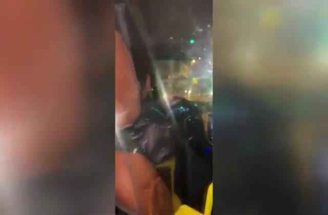 İSTANBUL'DA BİR TAKSİCİ, ÜCRETE İTİRAZ EDEN FRANSIZ TURİSTLERİ TARTAKLADI