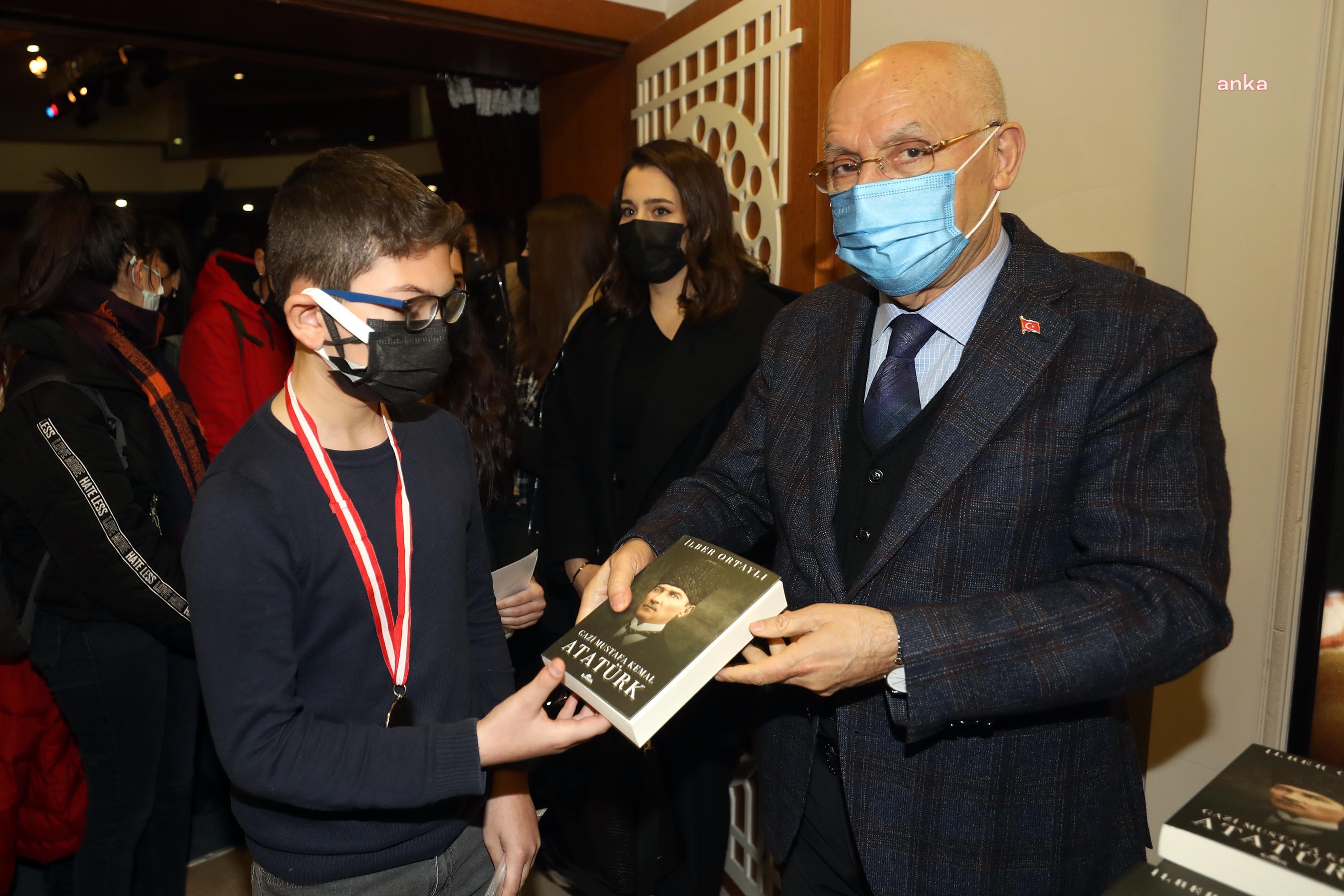 YENİMAHALLE BELEDİYE BAŞKANI YAŞAR, ÖĞRENCİLERİN KARNE SEVİNCİNE ORTAK OLDU