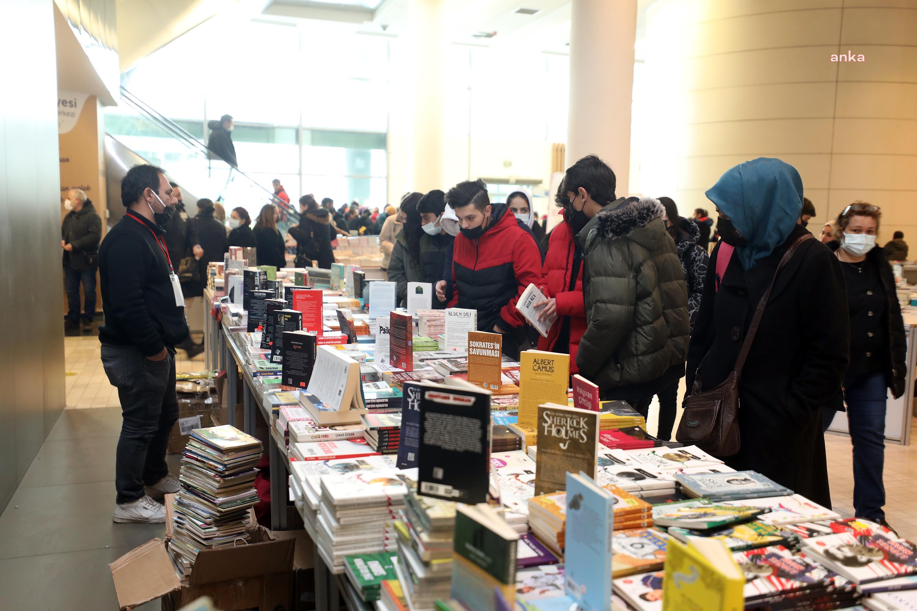 YENİMAHALLE’DE KİTAP FUARI’NA YOĞUN İLGİ