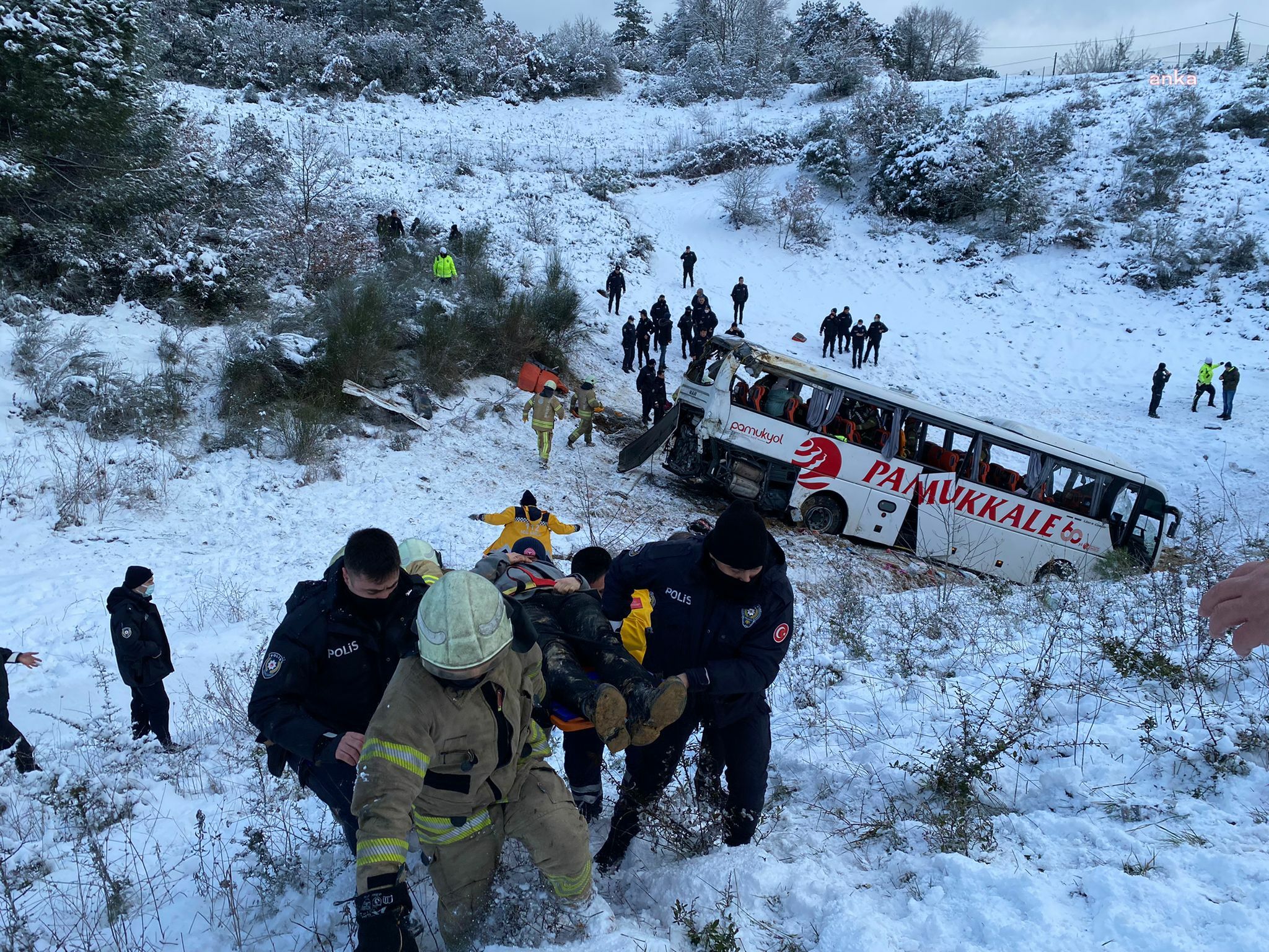 İSTANBUL’DA TEM BAĞLANTI YOLUNDA OTOBÜS ŞARAMPOLE DEVRİLDİ:  3 ÖLÜ, 19 YARALI