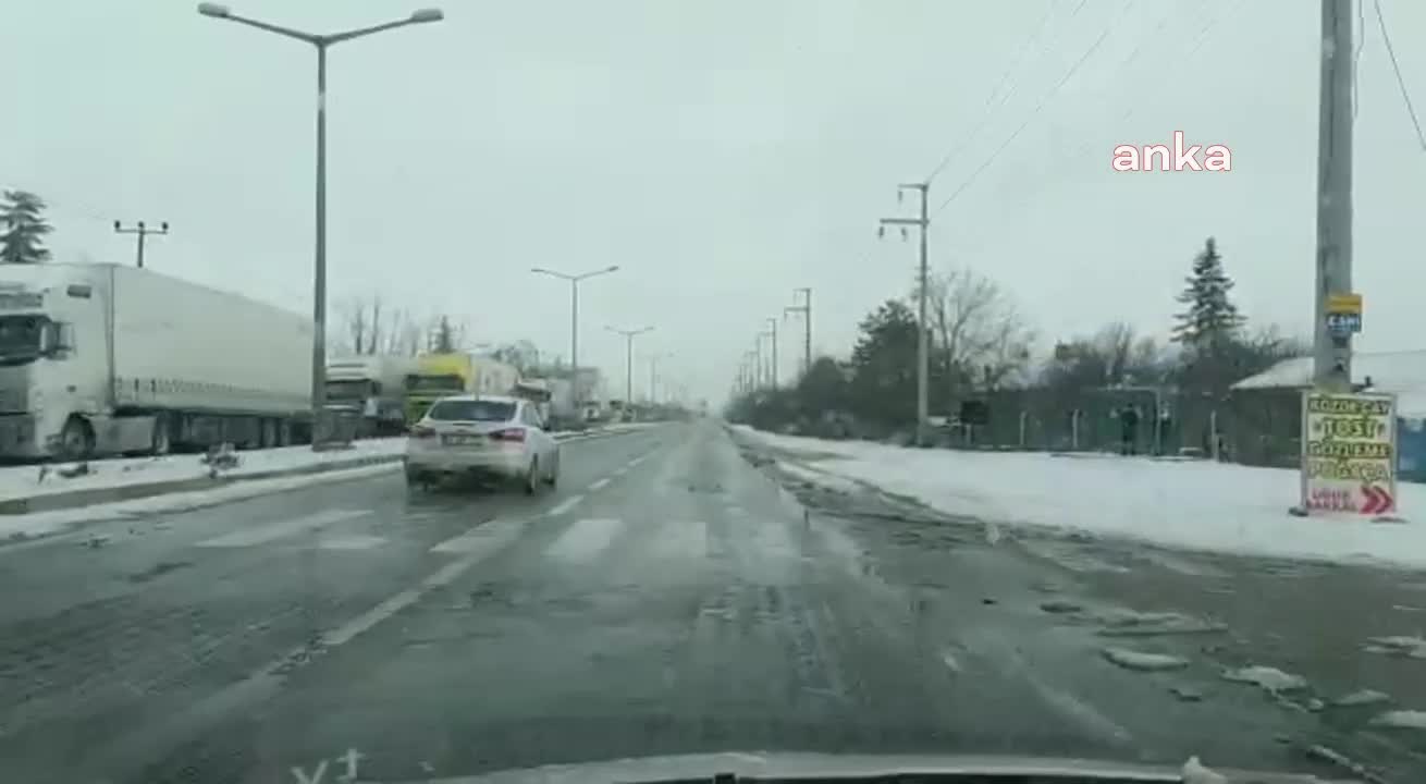 YOĞUN KAR YAĞIŞI NEDENİYLE KONYA-EREĞLİ YOLU TRAFİĞE KAPANDI