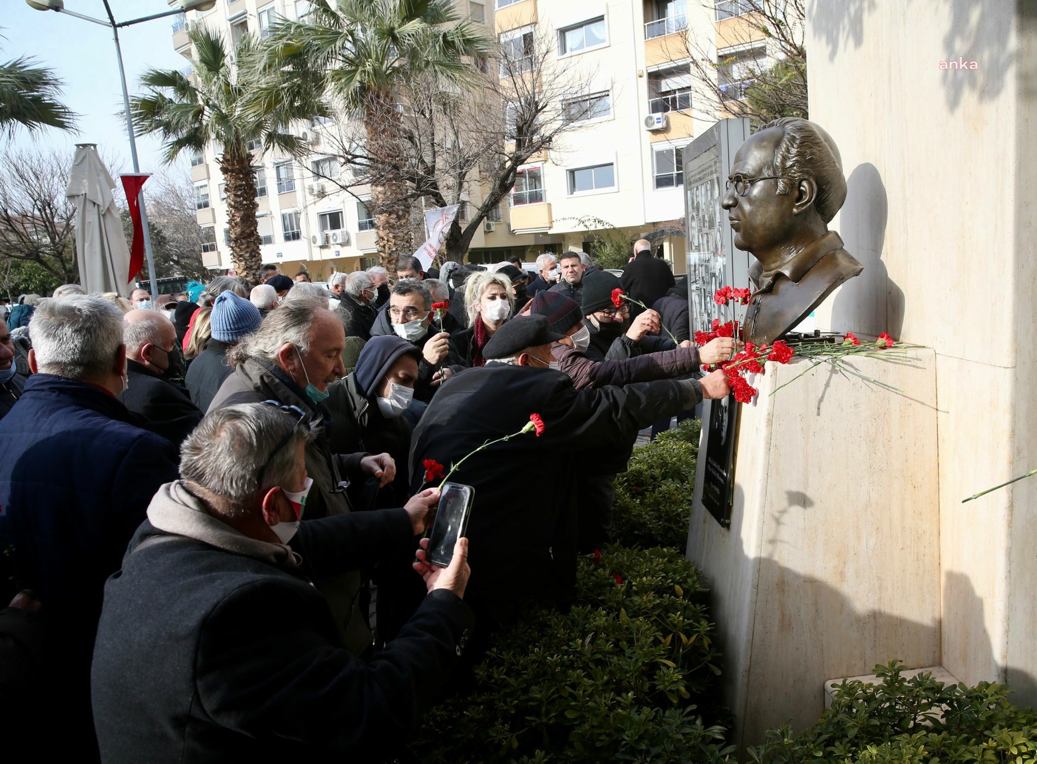 GAZETECİ UĞUR MUMCU KARŞIYAKA’DA ANILDI