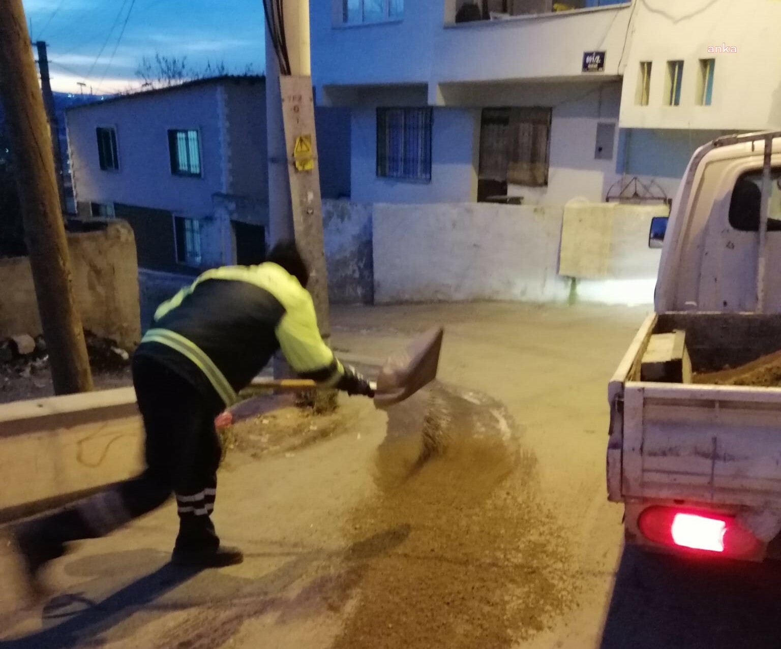 KONAK BELEDİYESİ BUZLANMAYA KARŞI ÖNLEM ALDI