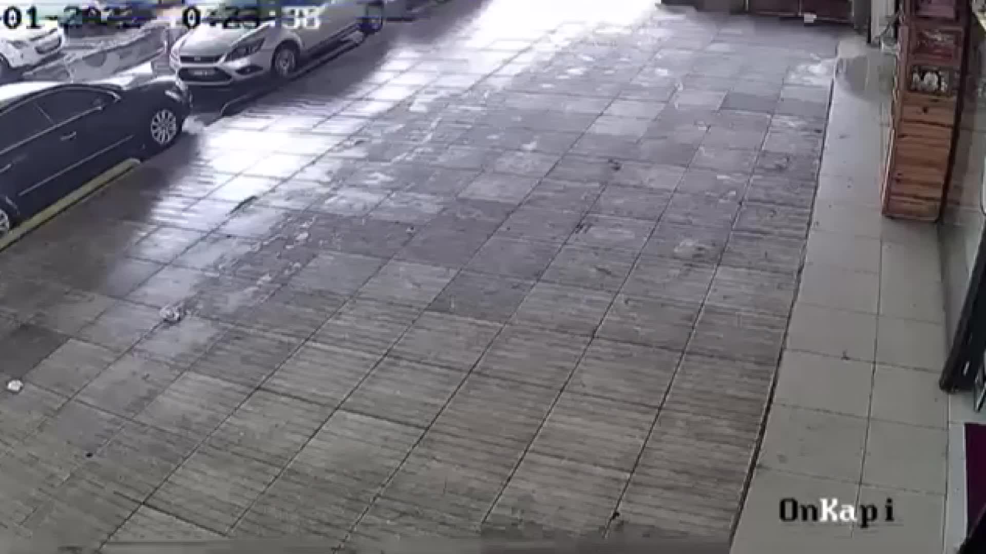 GAZİANTEP'TE ARABALARIN PARK EDİLDİĞİ ESKİ PAZAR YERİ ÇATISI ÇÖKTÜ