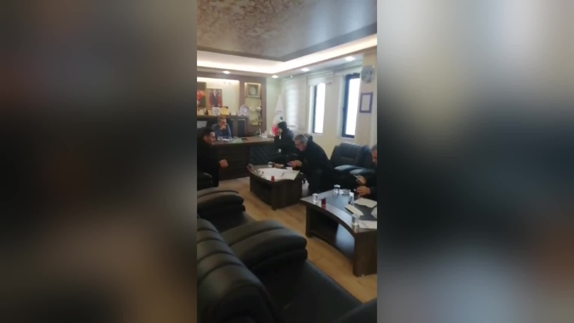 BESNİ BELEDİYE BAŞKANI, KEPÇE OPERATÖRÜNÜ ZİNCİRSİZ ÇALIŞMAYA İKNA ETTİ