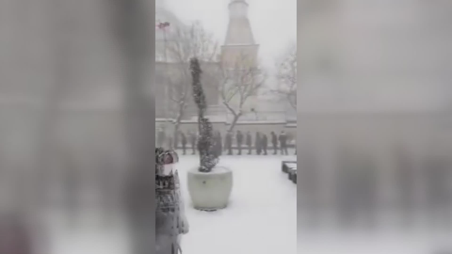 İSTANBUL'DA KAR ALTINDA 'UCUZ EKMEK' KUYRUĞU