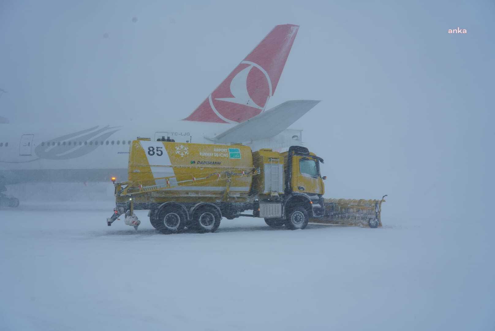 THY, İSTANBUL HAVALİMANI'NDAKİ TÜM UÇUŞLARI SAAT 24.00'E KADAR DURDURDU