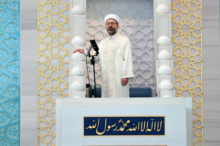ANKARA'DA SINIRLI SAYIDA KİŞİNİN KATILIMI İLE BAYRAM NAMAZI KILINDI