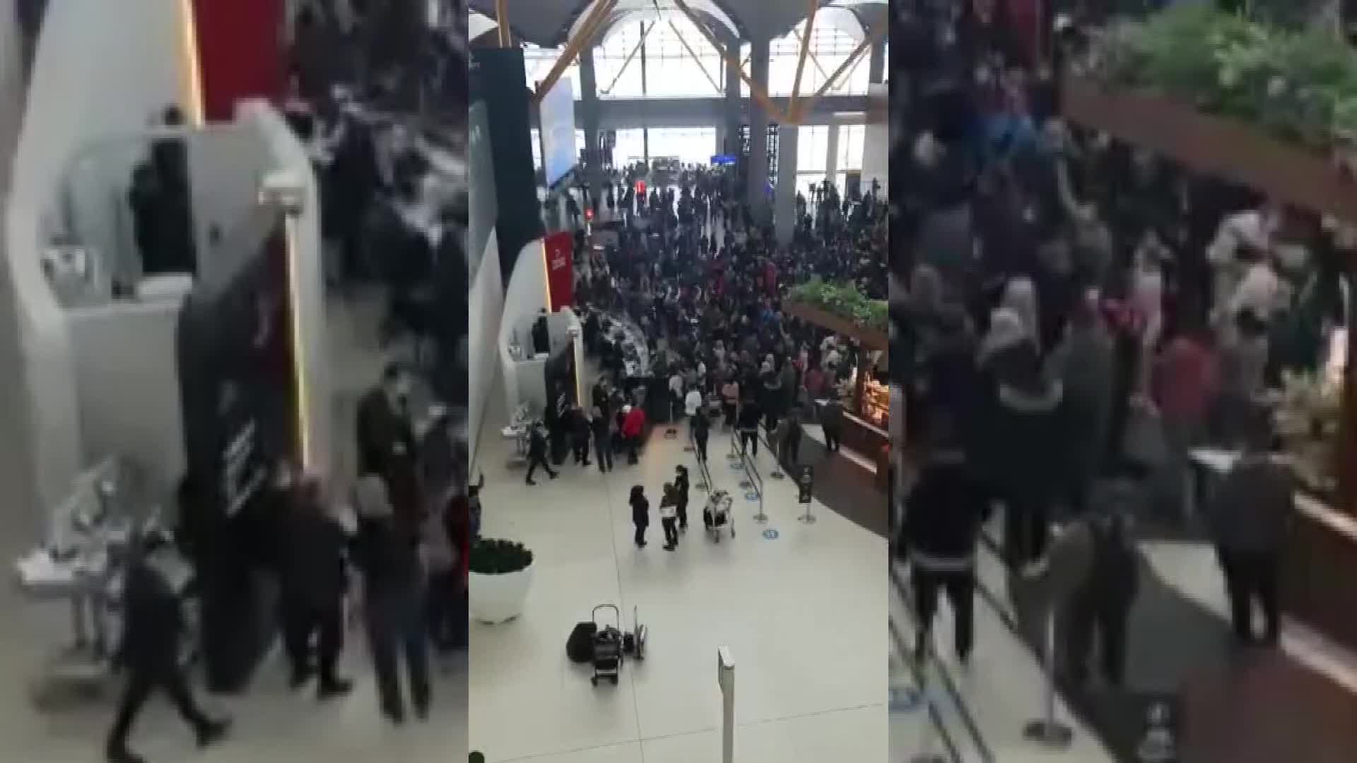 İSTANBUL HAVALİMANI’NDA MAHSUR KALAN TURİSTLERDEN SLOGANLI PROTESTO: “WE NEED HOTEL!”