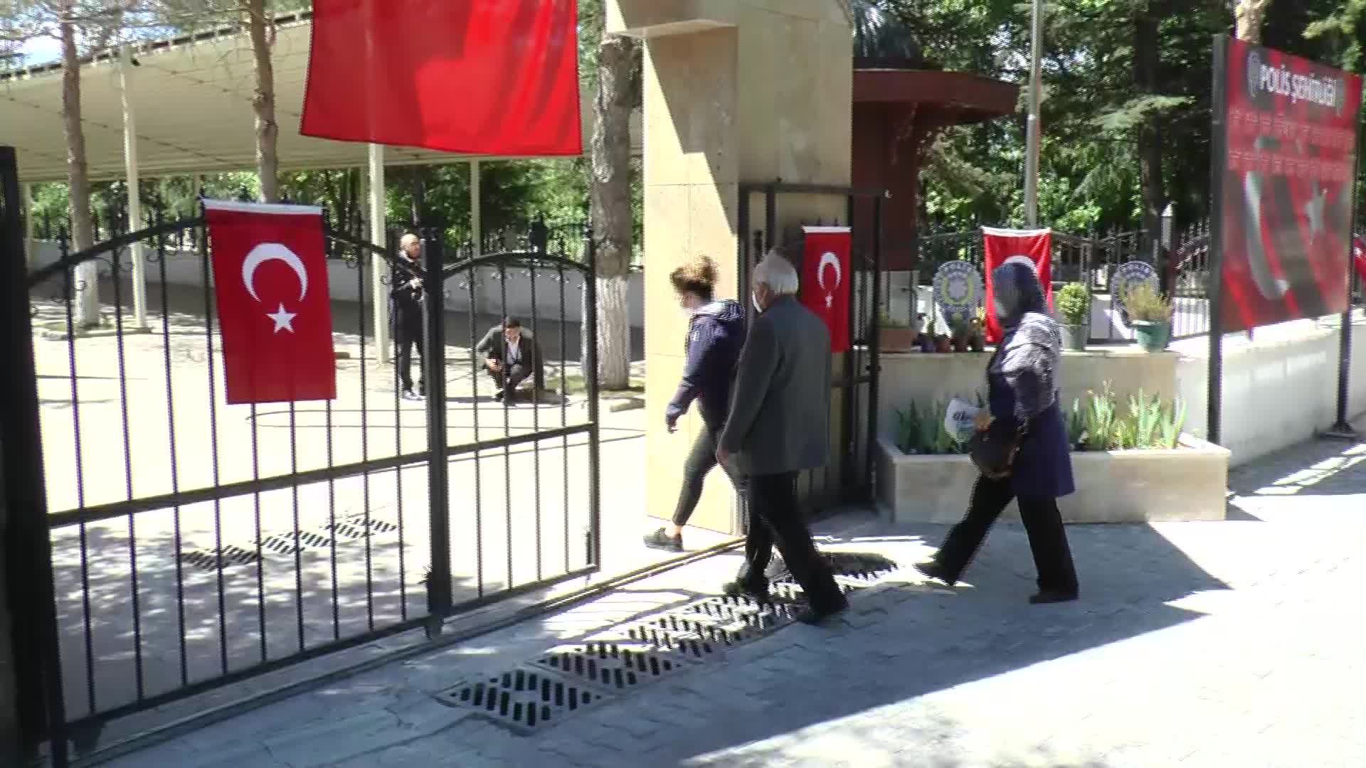 SEHİTLİKLERE BAYRAM ZİYARETİ