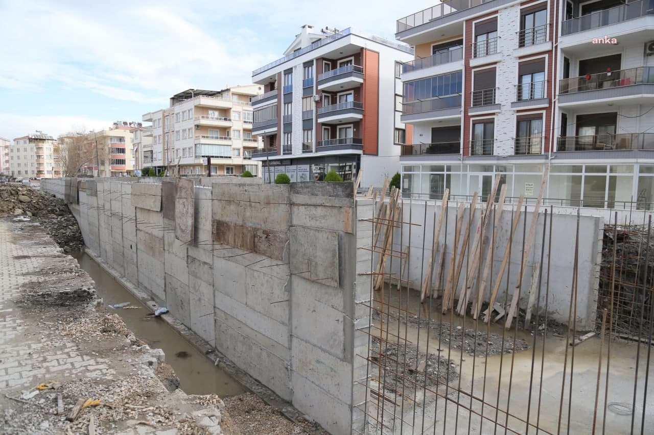 EDREMİT’TE ALTYAPI ÇALIŞMALARINA DEVAM EDİLİYOR