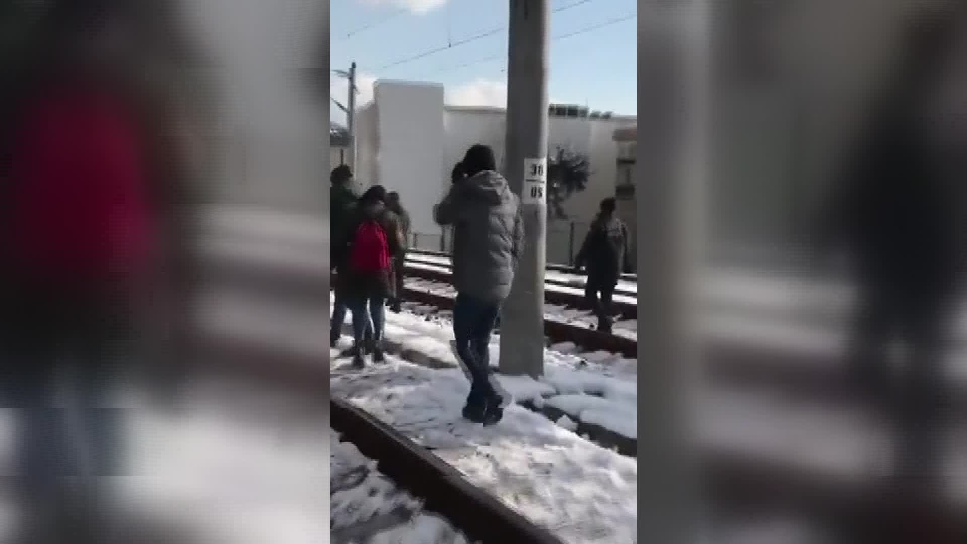 MARMARAY ARIZA YAPTI, YOLCULAR RAYLARDA YÜRÜDÜ