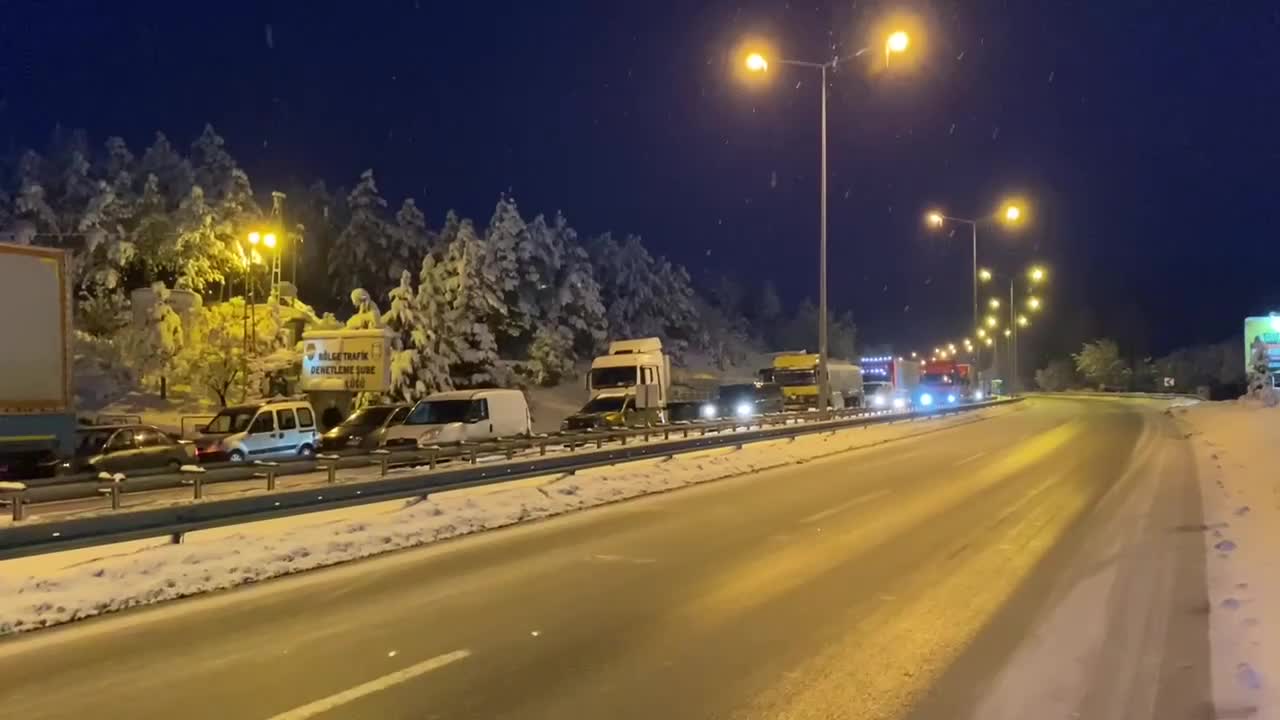 KAYGANLAŞAN YOLDA 4 ARAÇ KAZA YAPTI