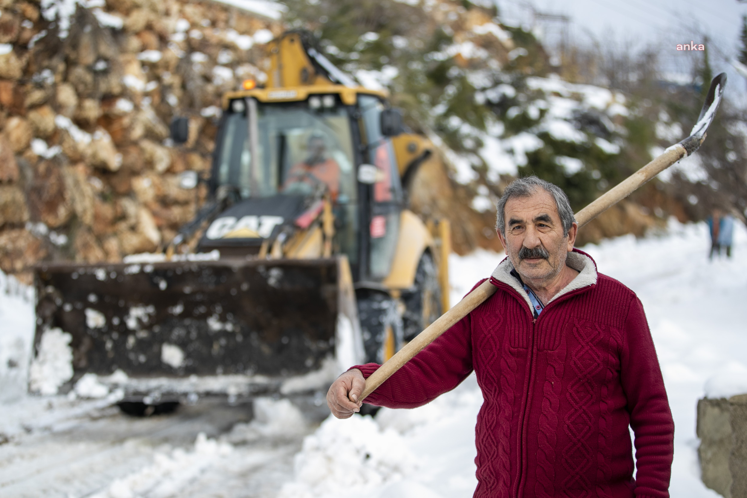 BÜYÜKŞEHİR, MERSİN’İN YÜKSEK KESİMLERİNİ KAR ESARETİNDEN KURTARIYOR