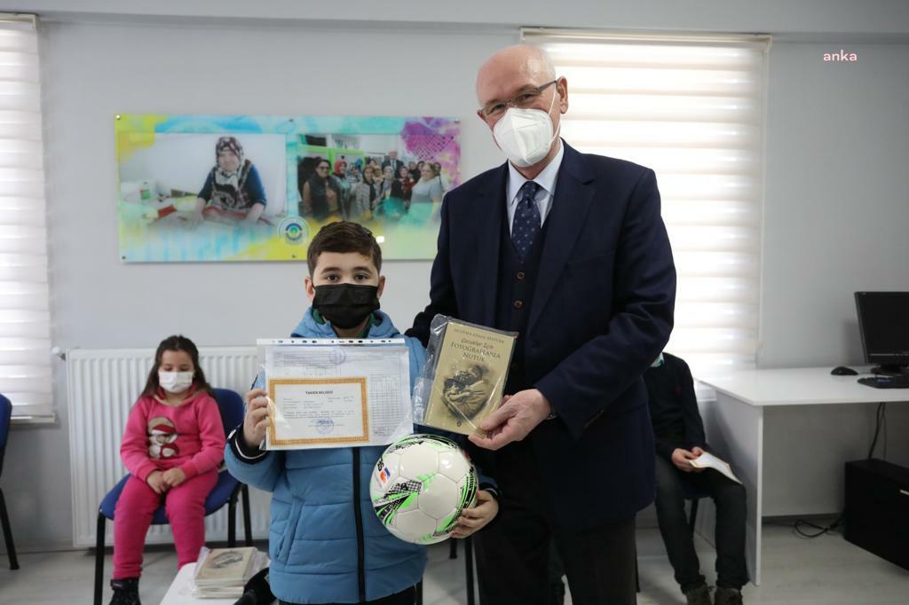 ODUNPAZARI BELEDİYE BAŞKANI KURT, "BAŞARILI KARNE GETİRENE TOP" SÖZÜNÜ TUTTU