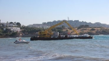 DENİZE KEPÇE GİRDİ, SAHİLE KUM ÇUVALLARI GETİRİLDİ