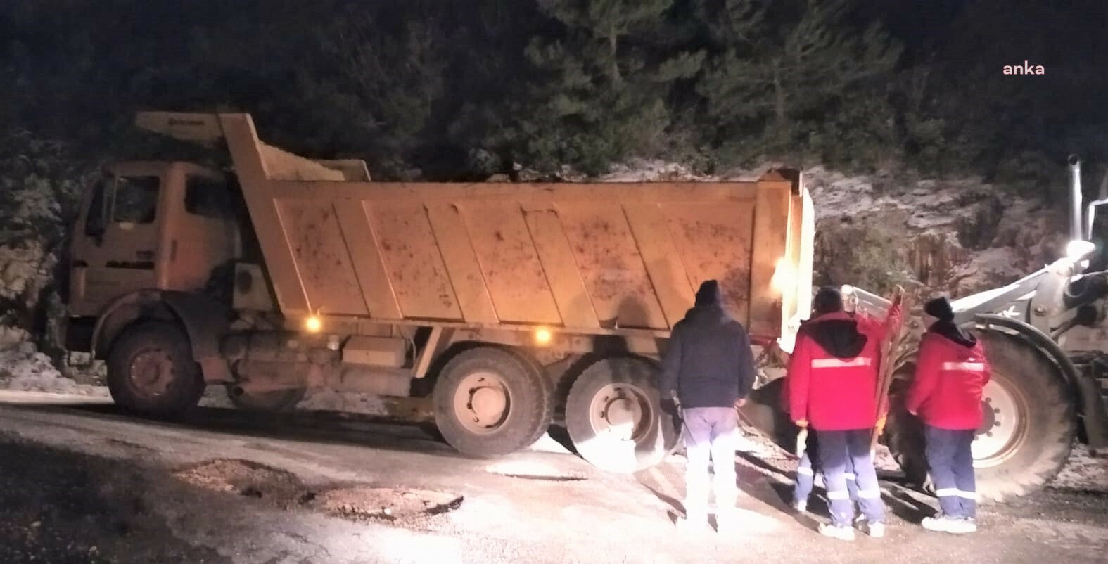 KEMALPAŞA BELEDİYESİ EKİPLERİ, KAR VE BUZLANMAYA KARŞI TEYAKKUZDA