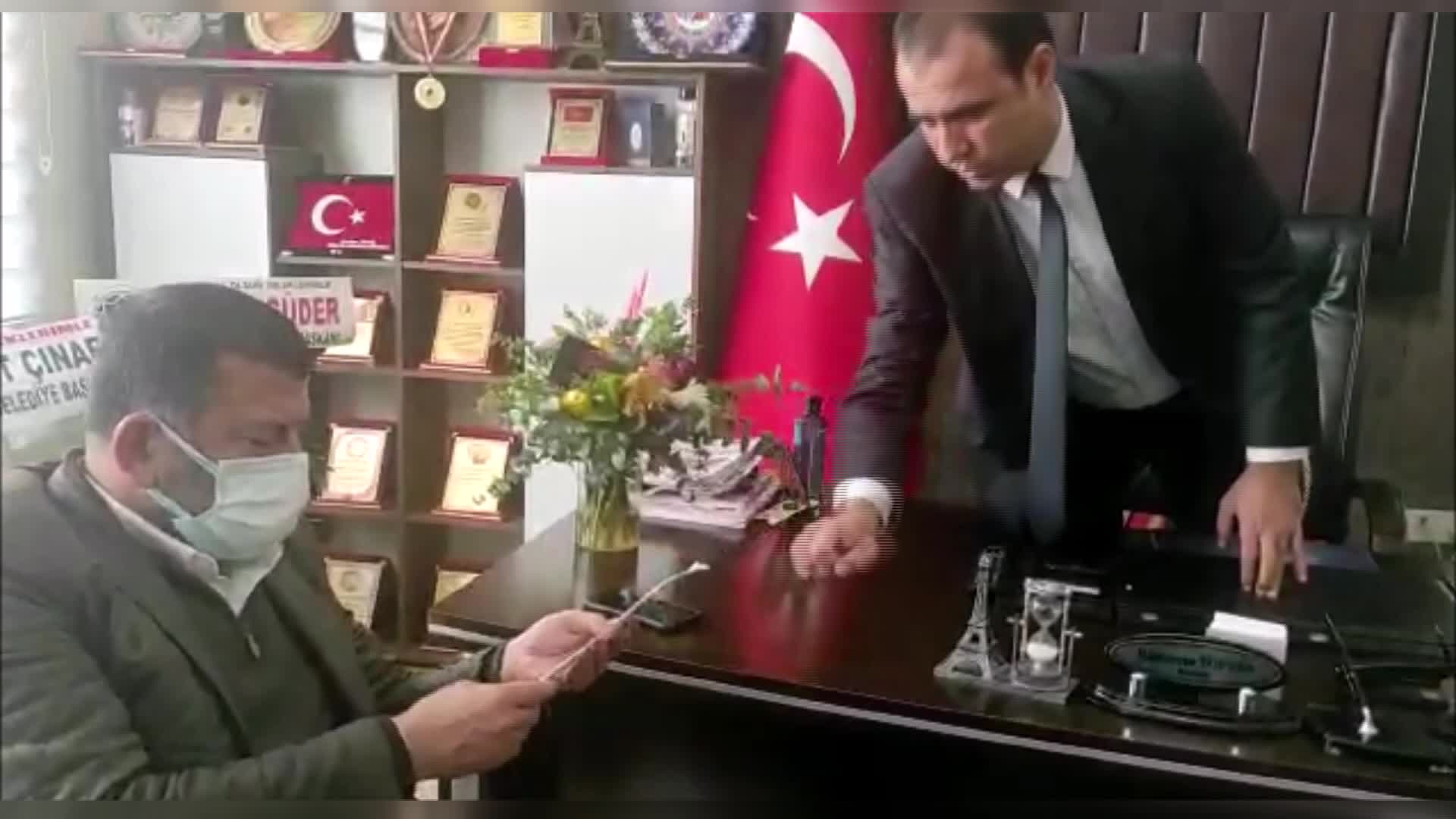 MALATYALI BERBER: “SAAT 5'TEN SONRA AÇMAYA ÇALIŞIYORUZ ELEKTRİKLERİ. KARANLIKTA TRAŞ ETMEYE ÇALIŞIYORUZ”